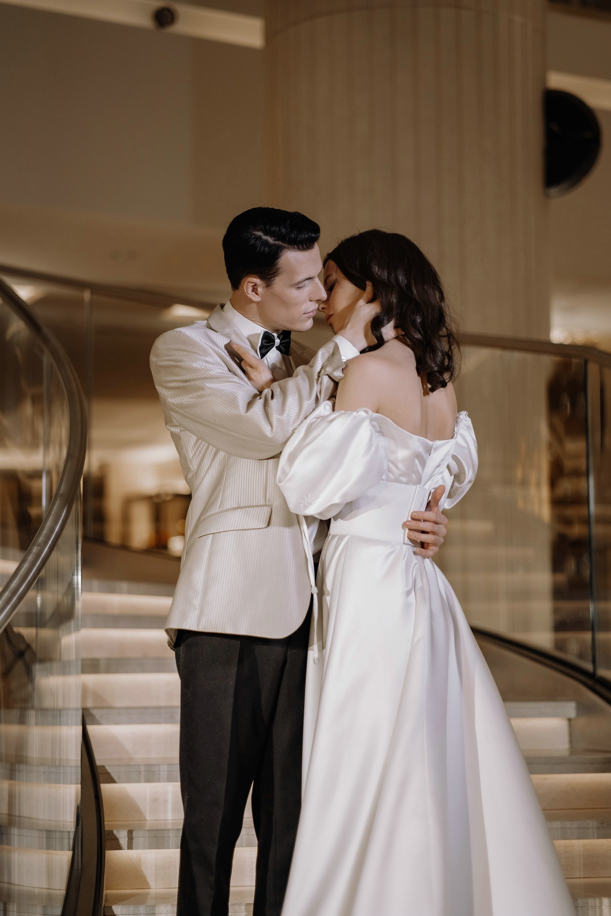 Фотосессия свадьбы на лестнице в Hyatt Regency Moscow Petrovsky Park. Свадебный и семейный фотограф в Москве Светлана Зоткина