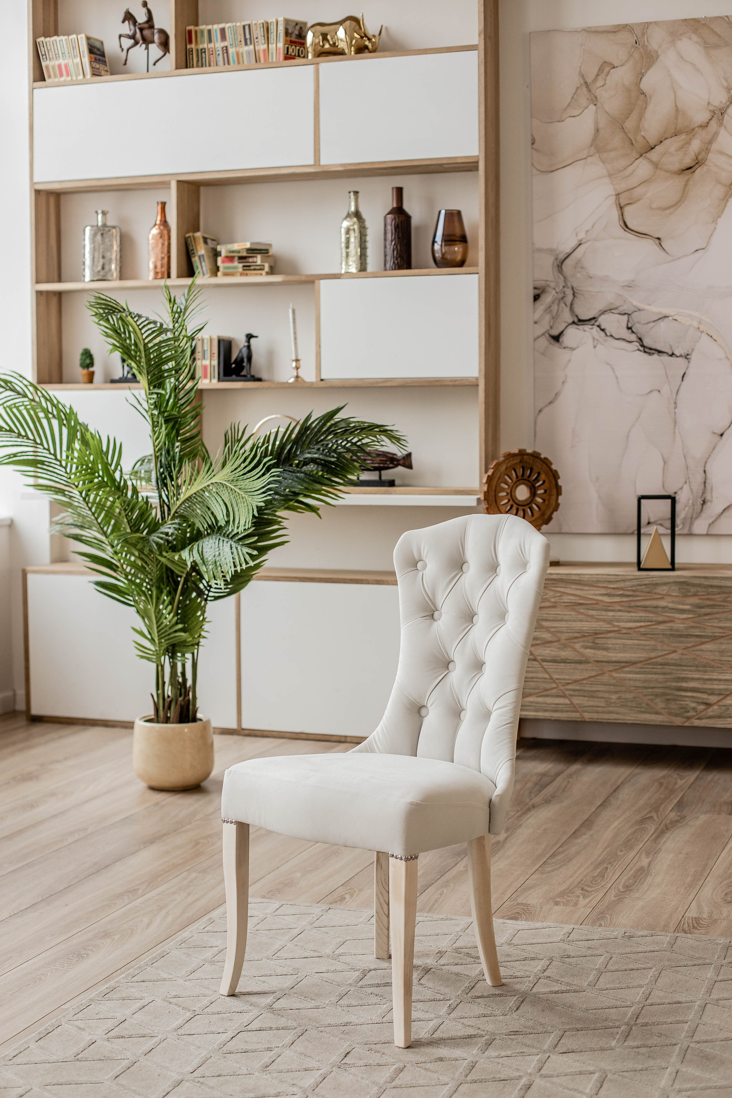 Стулья. Фотограф