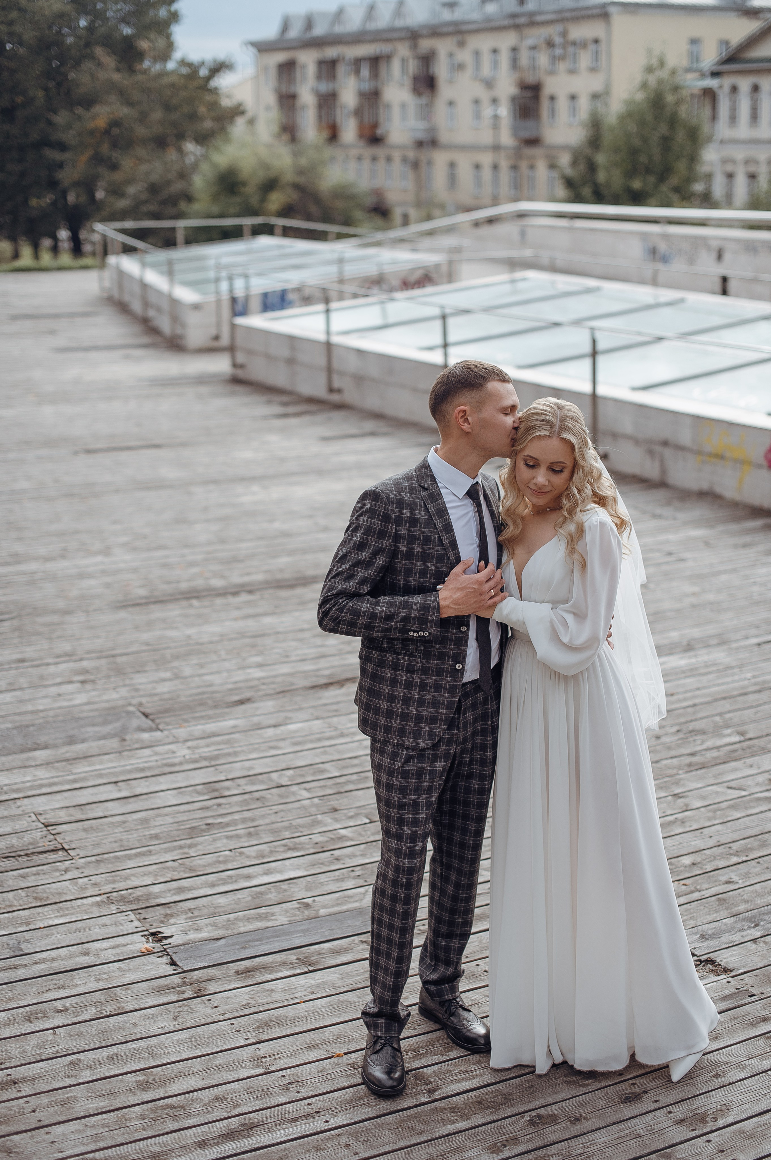 Поцелый молодожёнов на крыше ресторана Мамука