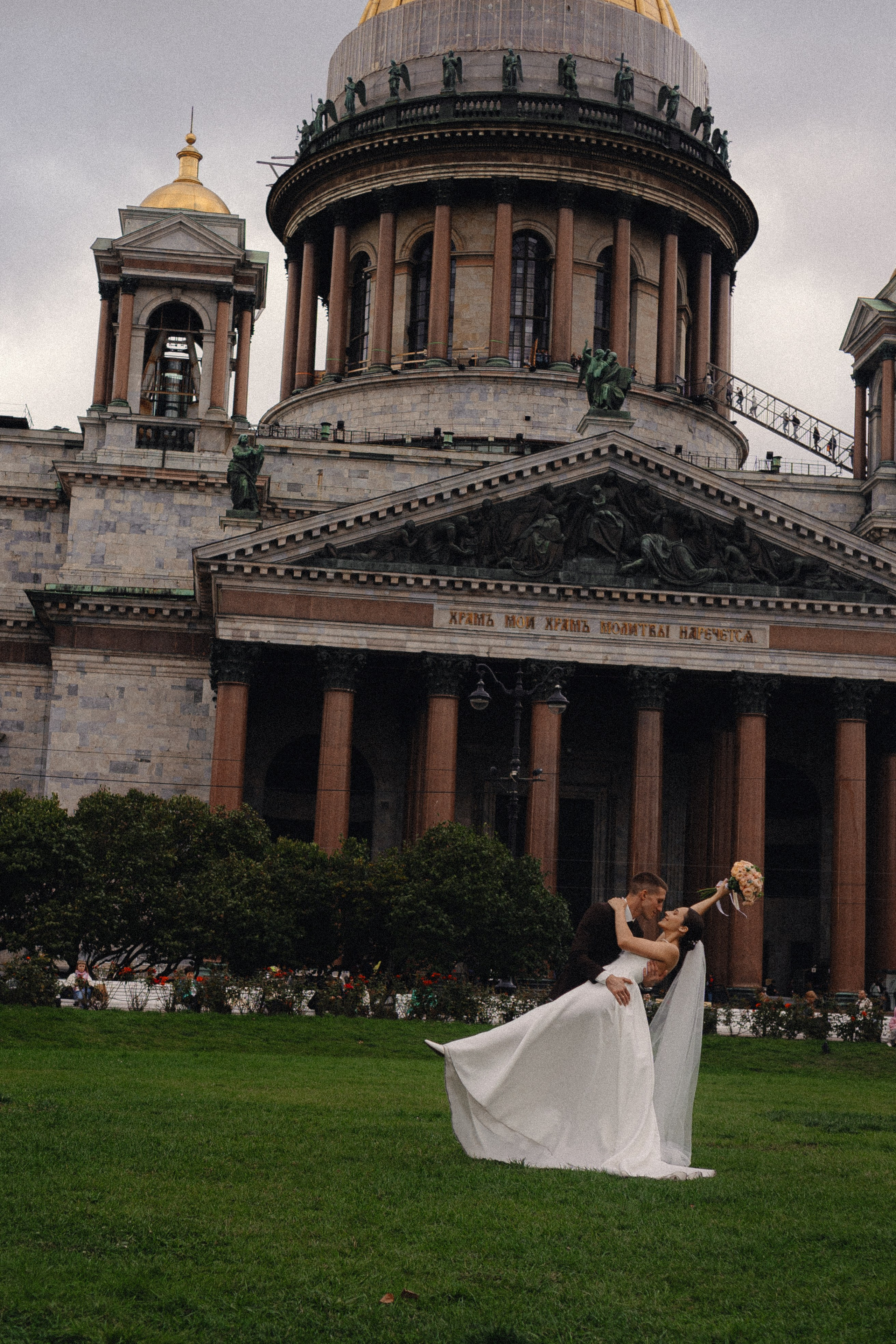 СВАДЕБНАЯ ПРОГУЛКА В САНТК-ПЕТЕРБУРГЕ (ИСАКИЕВСКИЙ СОБОР, ЗИМНЯЯ КАНАВКА, ЭРМИТАЖ И БОЛЬШАЯ МОРСКАЯ УЛИЦА). Профессиональный фотограф, Санкт-Петербург — Виктория Богомолова