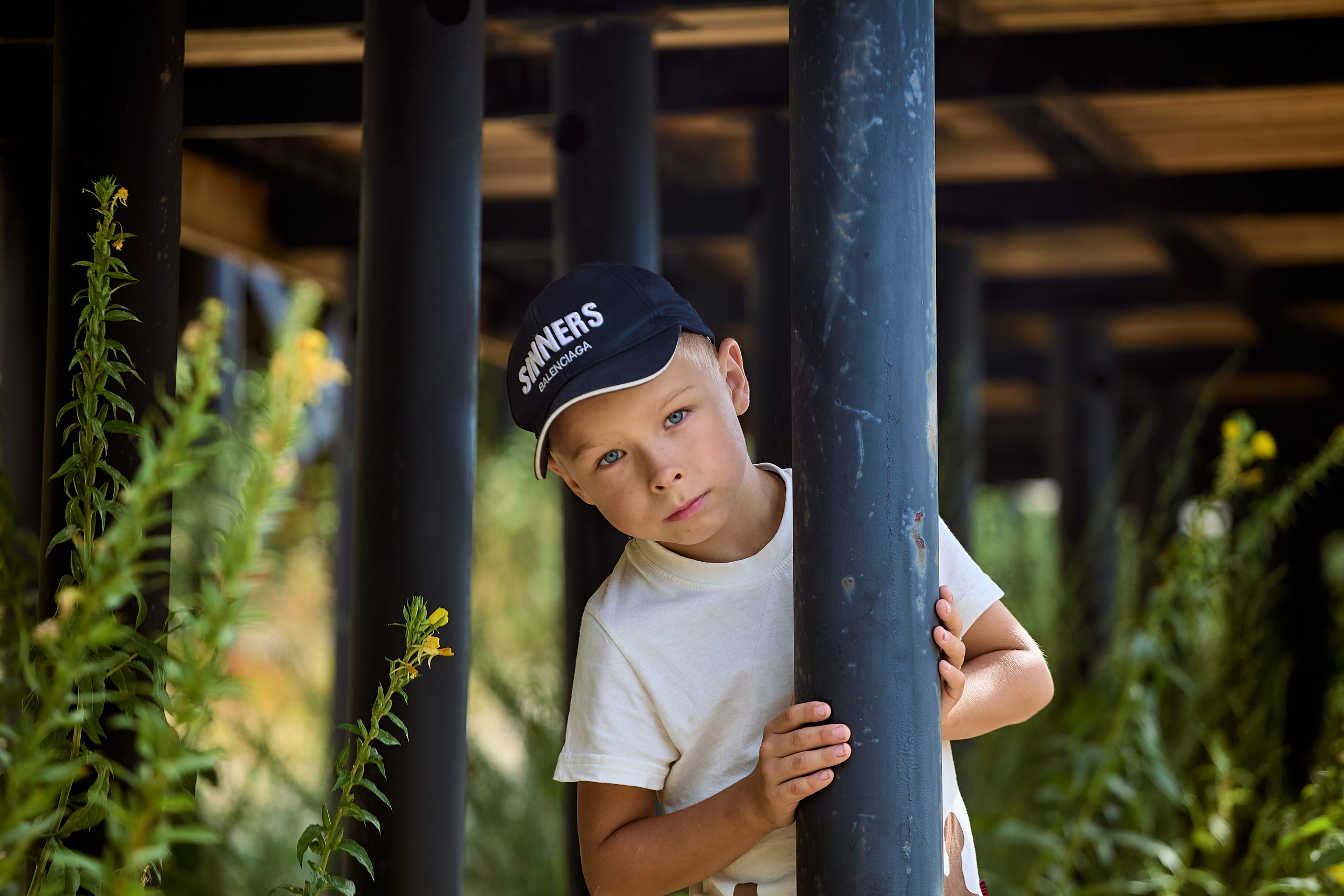 Семейная прогулка летом на озере