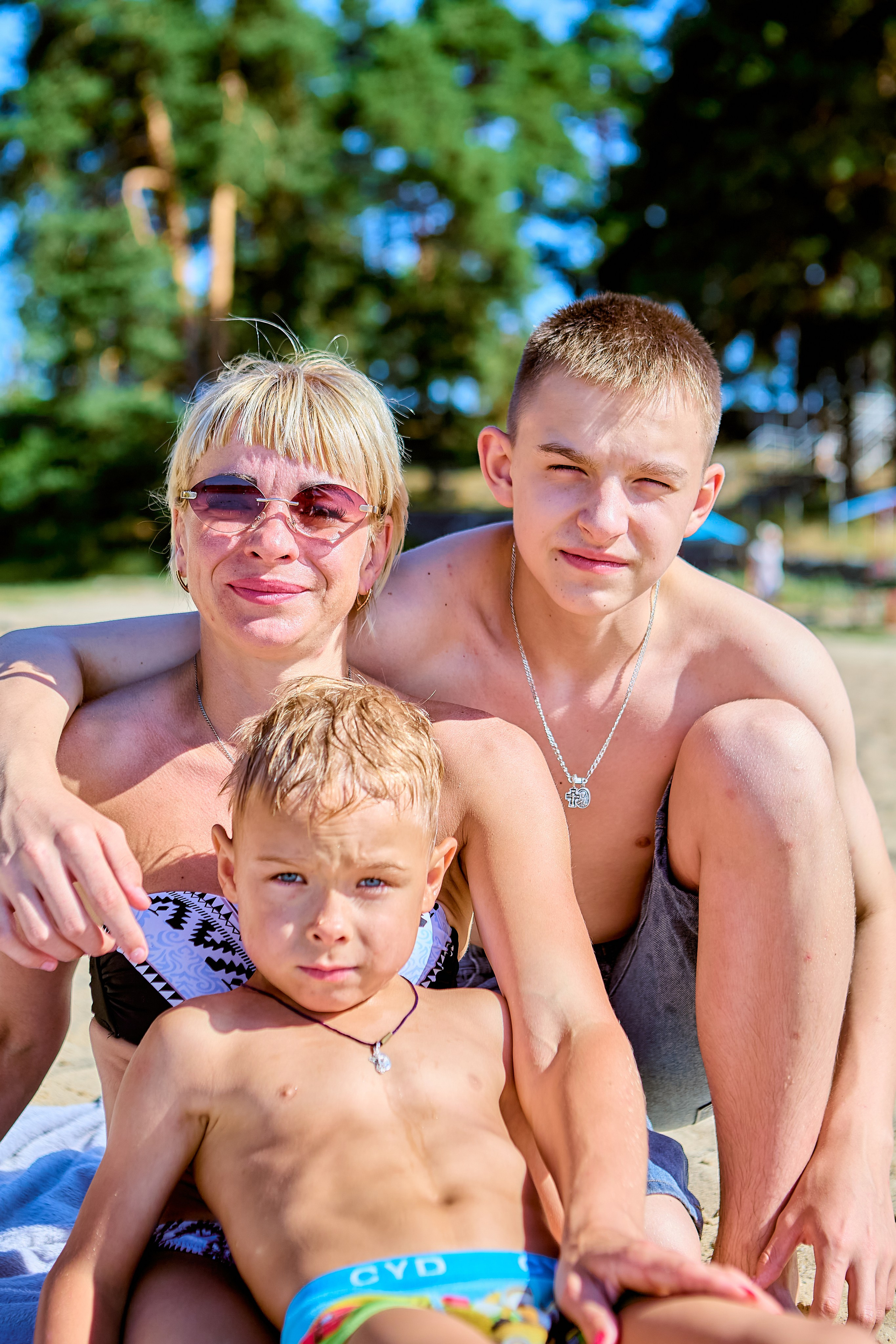 Семейная прогулка летом на озере