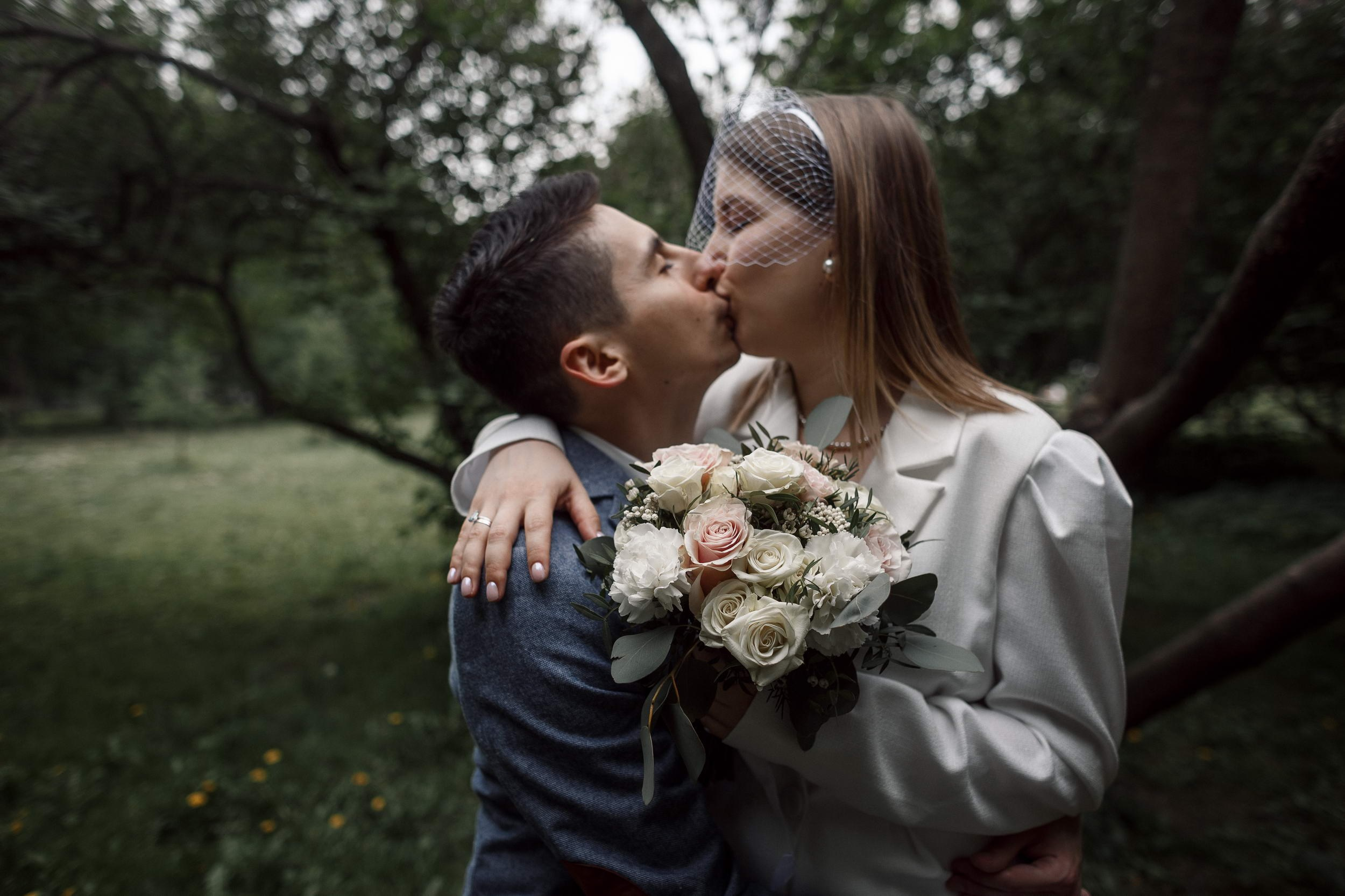 Весёлые молодожёны. Свадебный фотограф Игорь Брундасов 8PHOTO на свадьбу венчание загс СПб