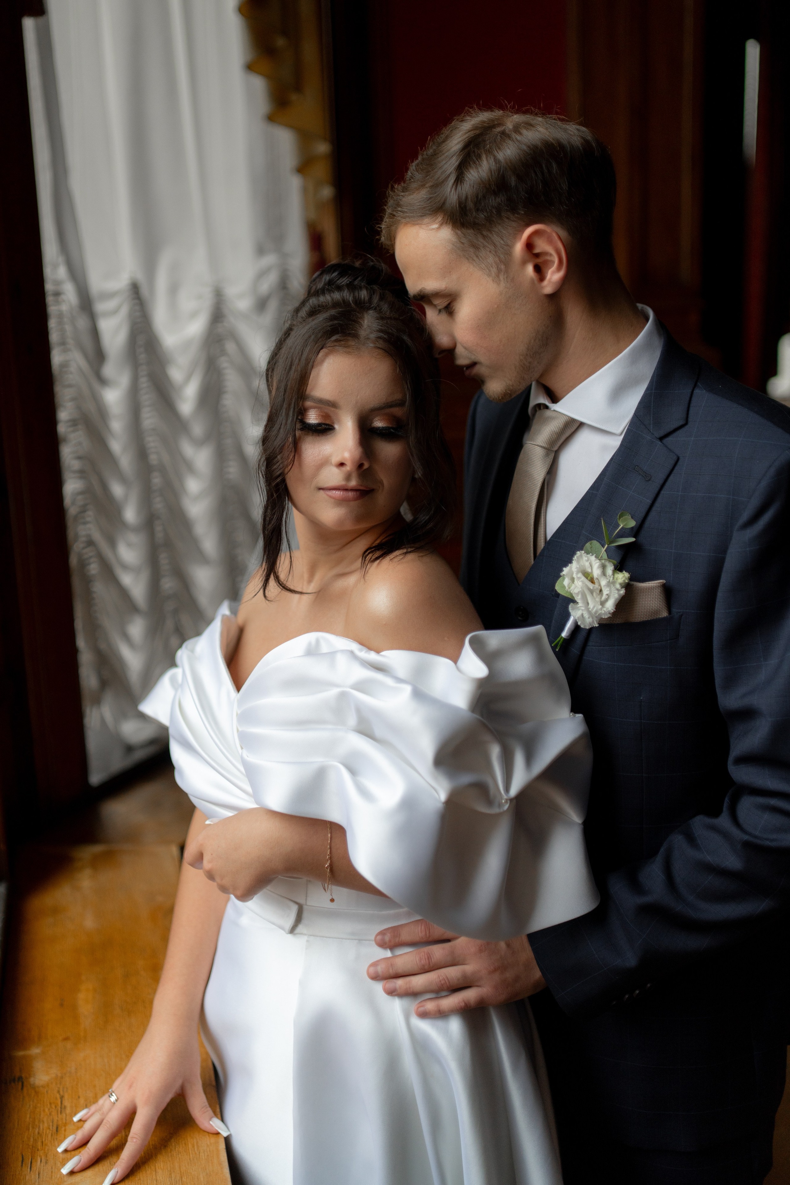 Сборы в отеле Индиго, съемка в Академии художеств, роспись во дворце бракосочетания№ 2 и банкет Нева Холл. Свадебный фотограф Александр Невский в Санкт-Петербурге