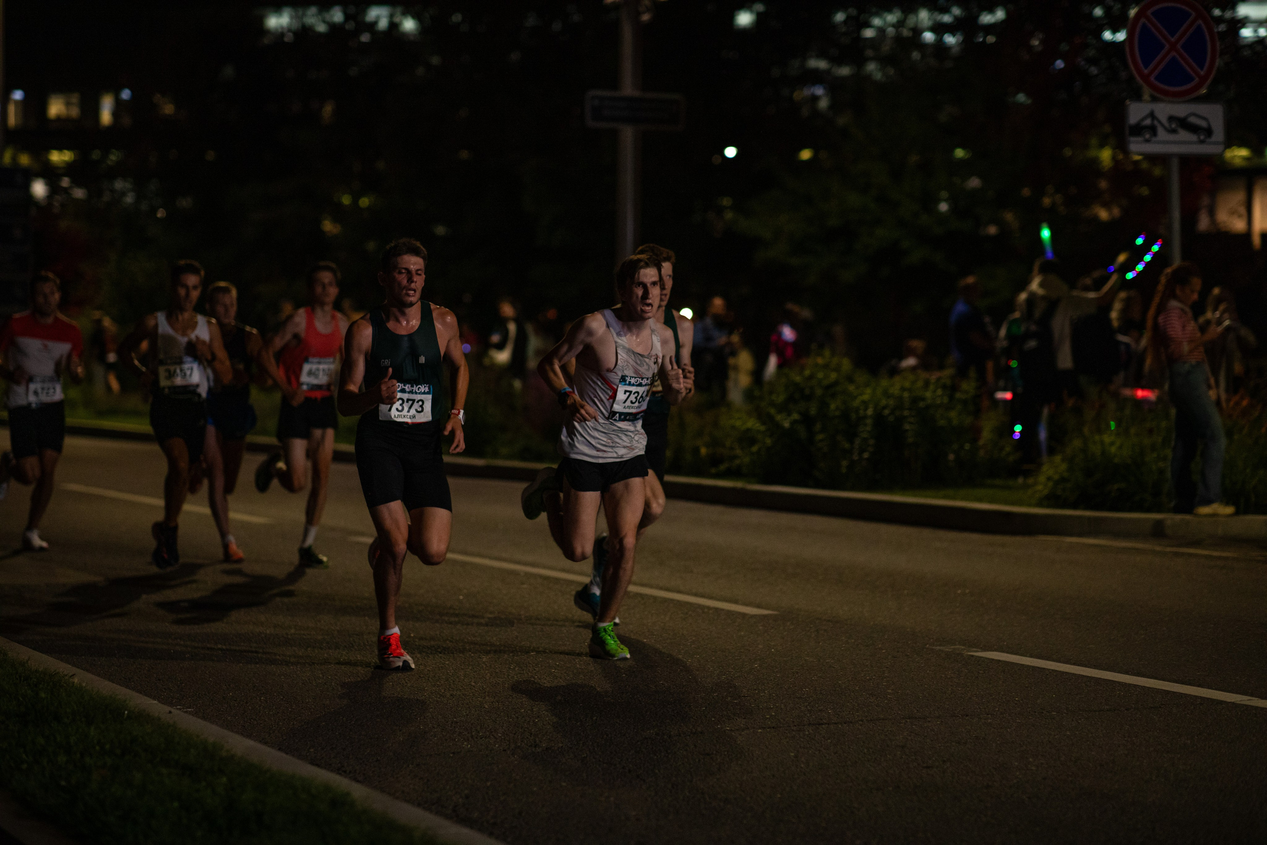 Ночной забег в ленте фотографий бегунов 03.08.24. Фотограф Сергей Ловкий