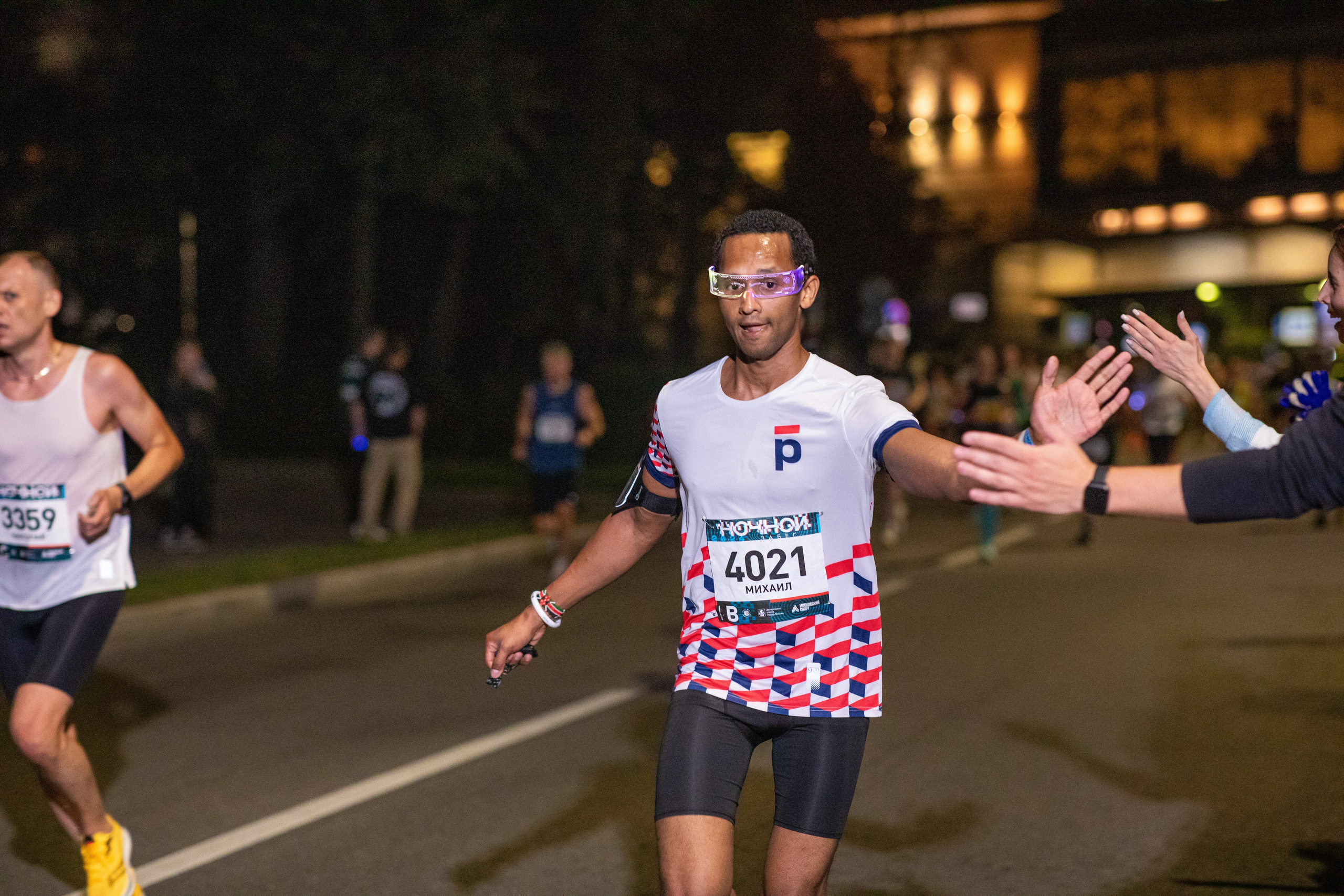 Ночной забег в ленте фотографий бегунов 03.08.24. Фотограф Сергей Ловкий