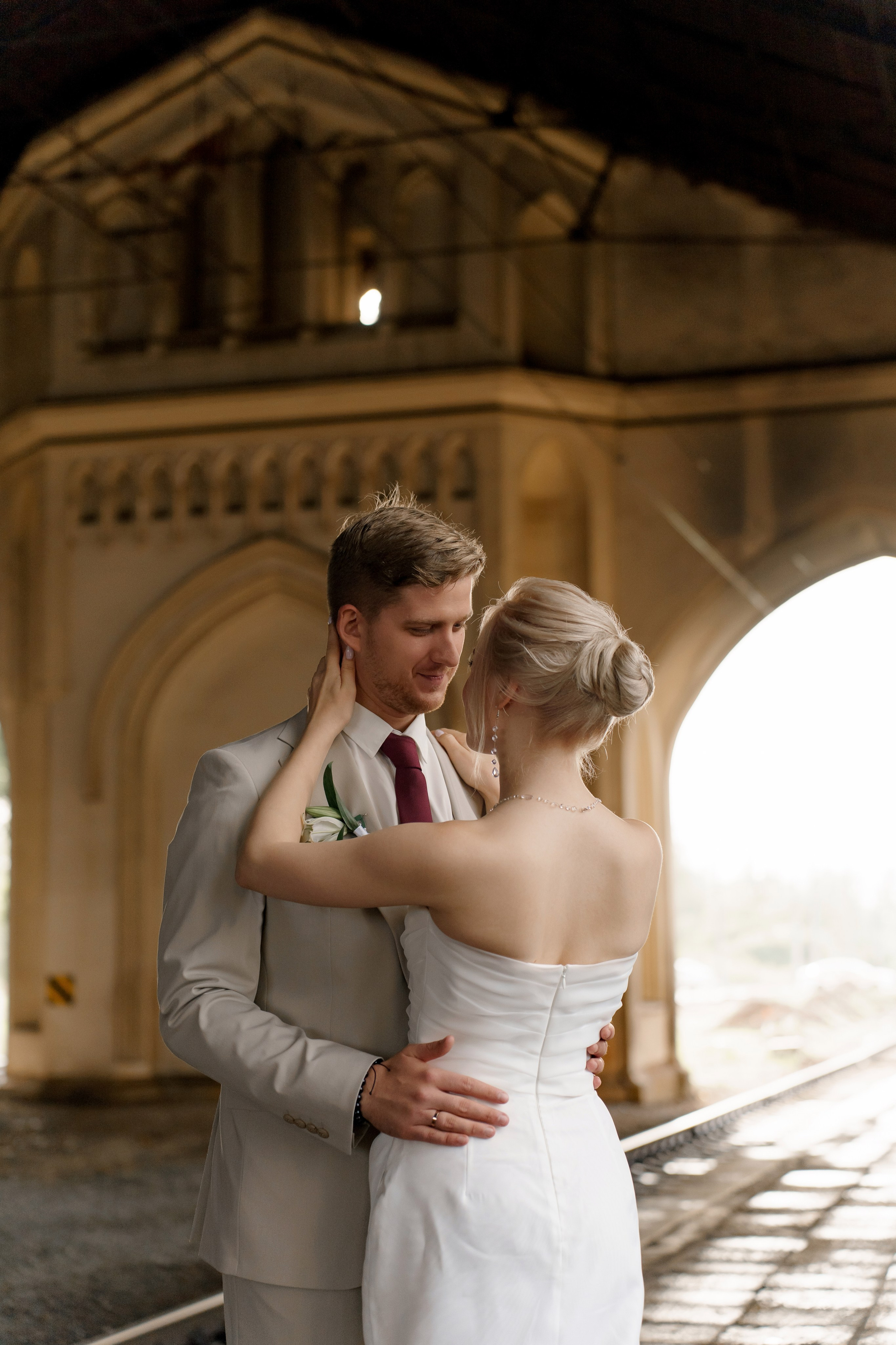Свадьба в Санкт-Петербурге, фотосессия на прогулке, Крупный портрет невесты и жениха, на вокзале в Павловске.