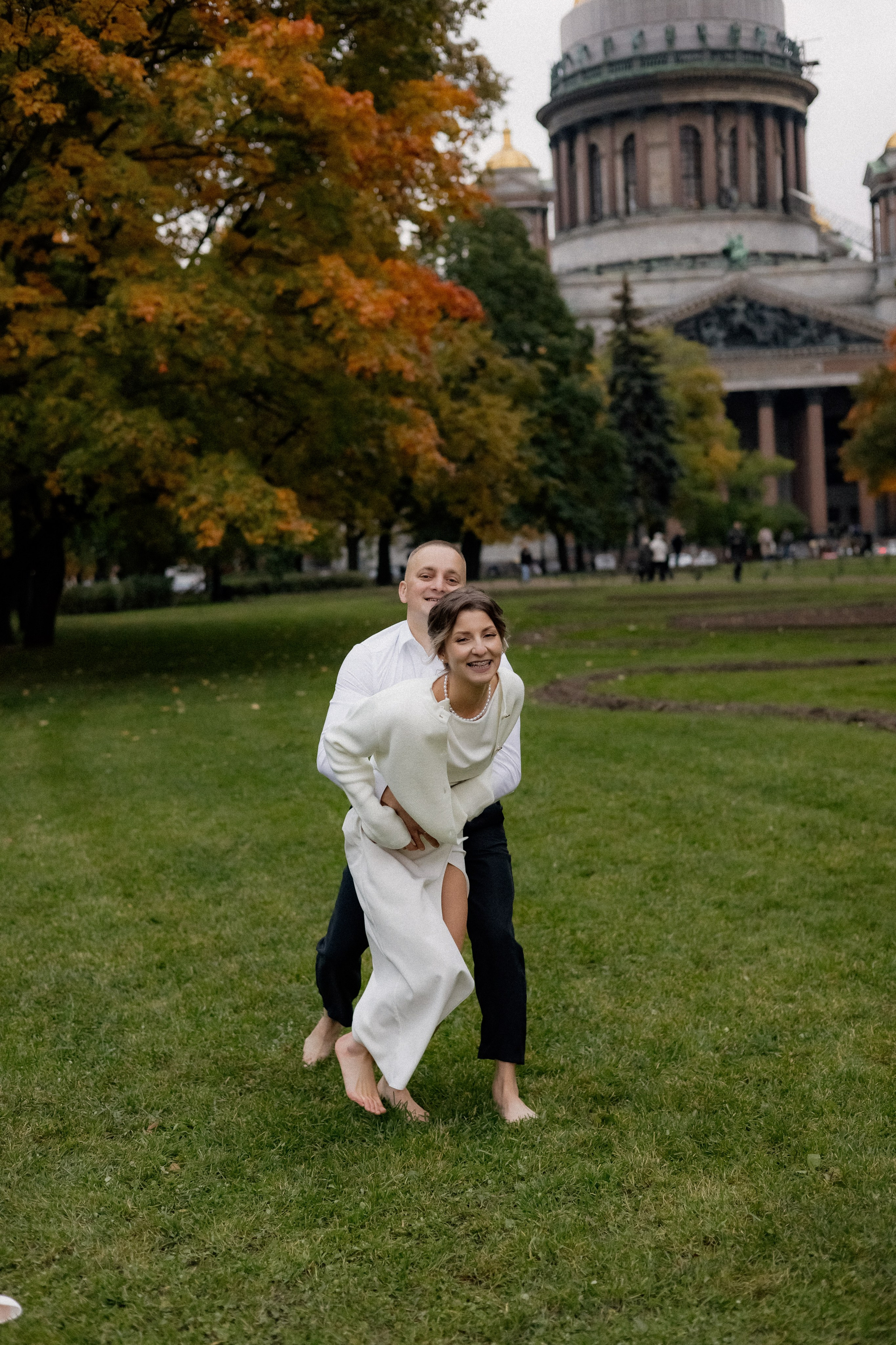 Свадебная прогулка у Исаакия. Свадебный фотограф в Санкт-Петербурге Ксения Кобышева