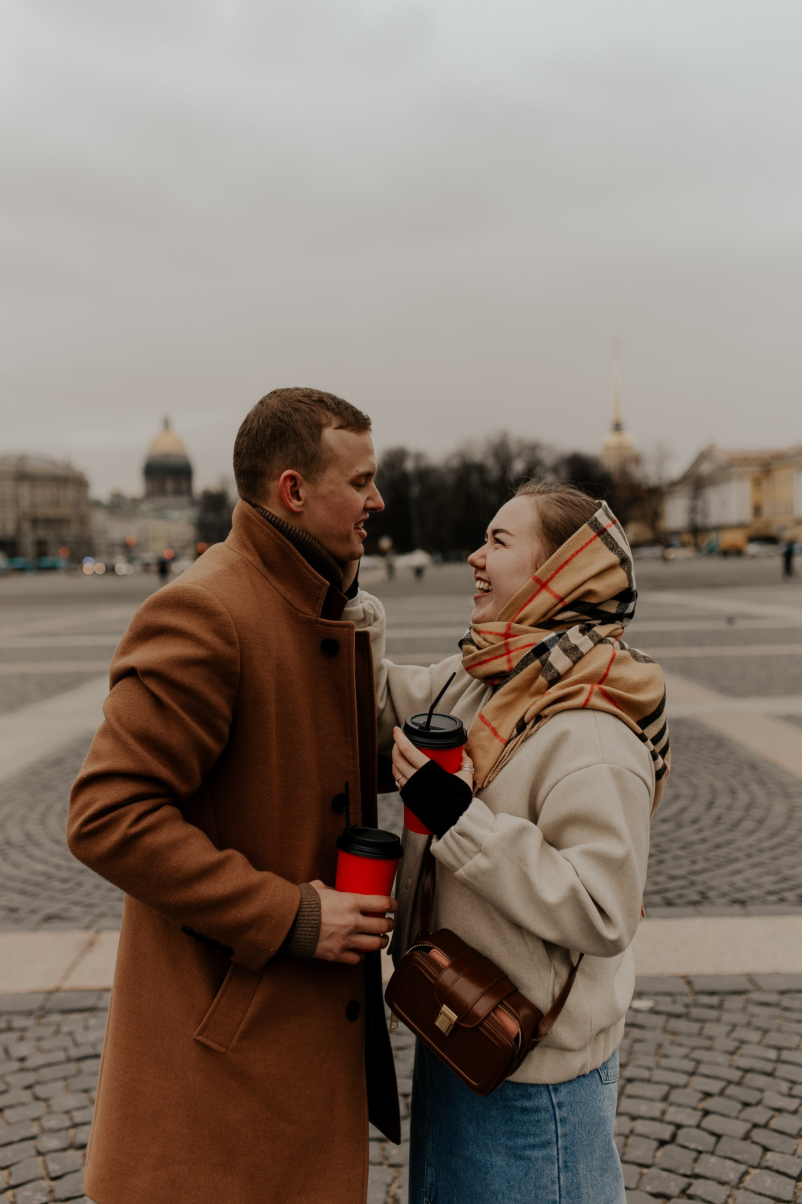 Пара гуляет по Петербургу. Фотограф в Санкт-Петербурге Лиза Семченкова