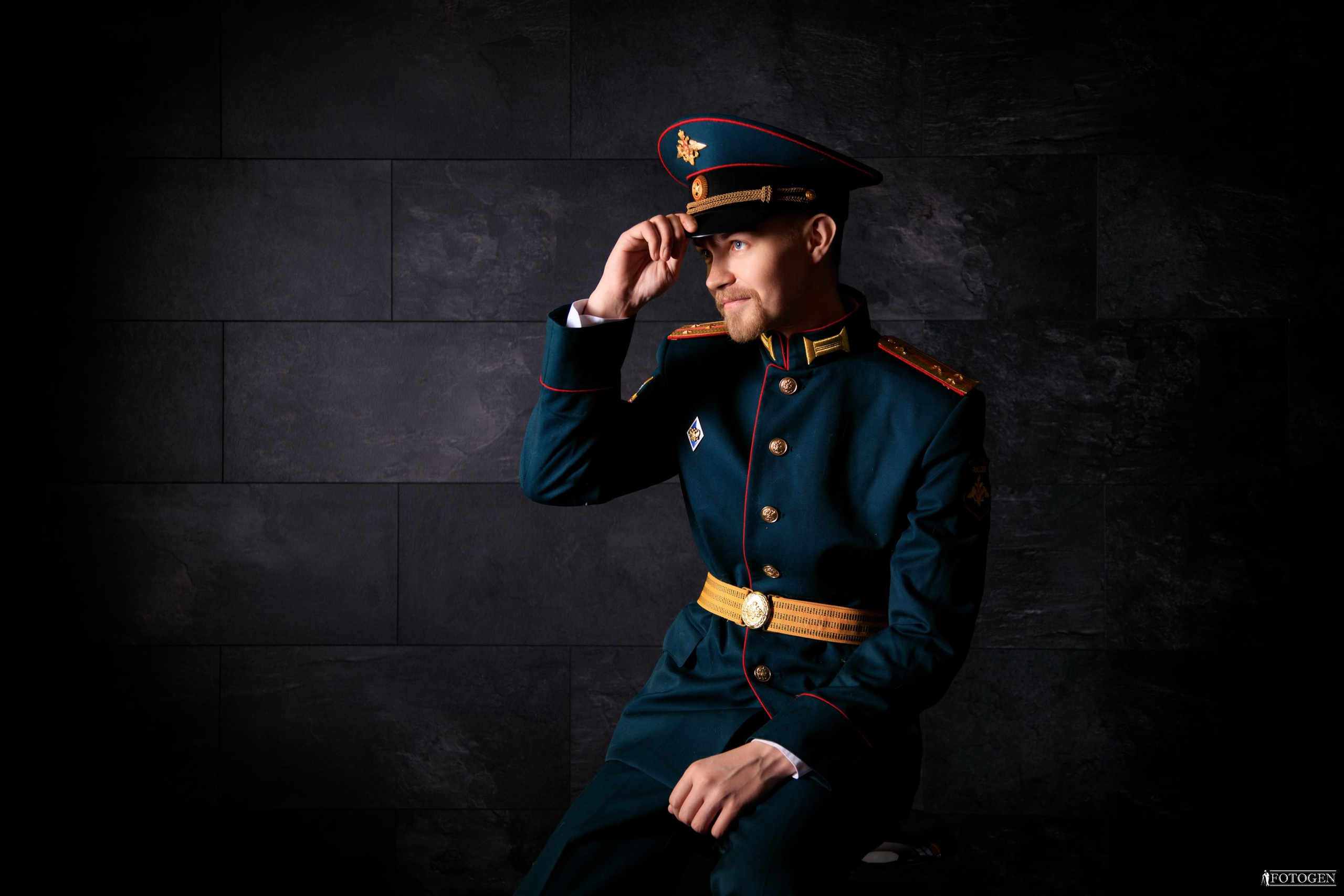 Профессиональная мужская фотосессия в Fotogen: Ваша история в кадре. Интерьерная фотостудия FOTOGEN г. Краснодар