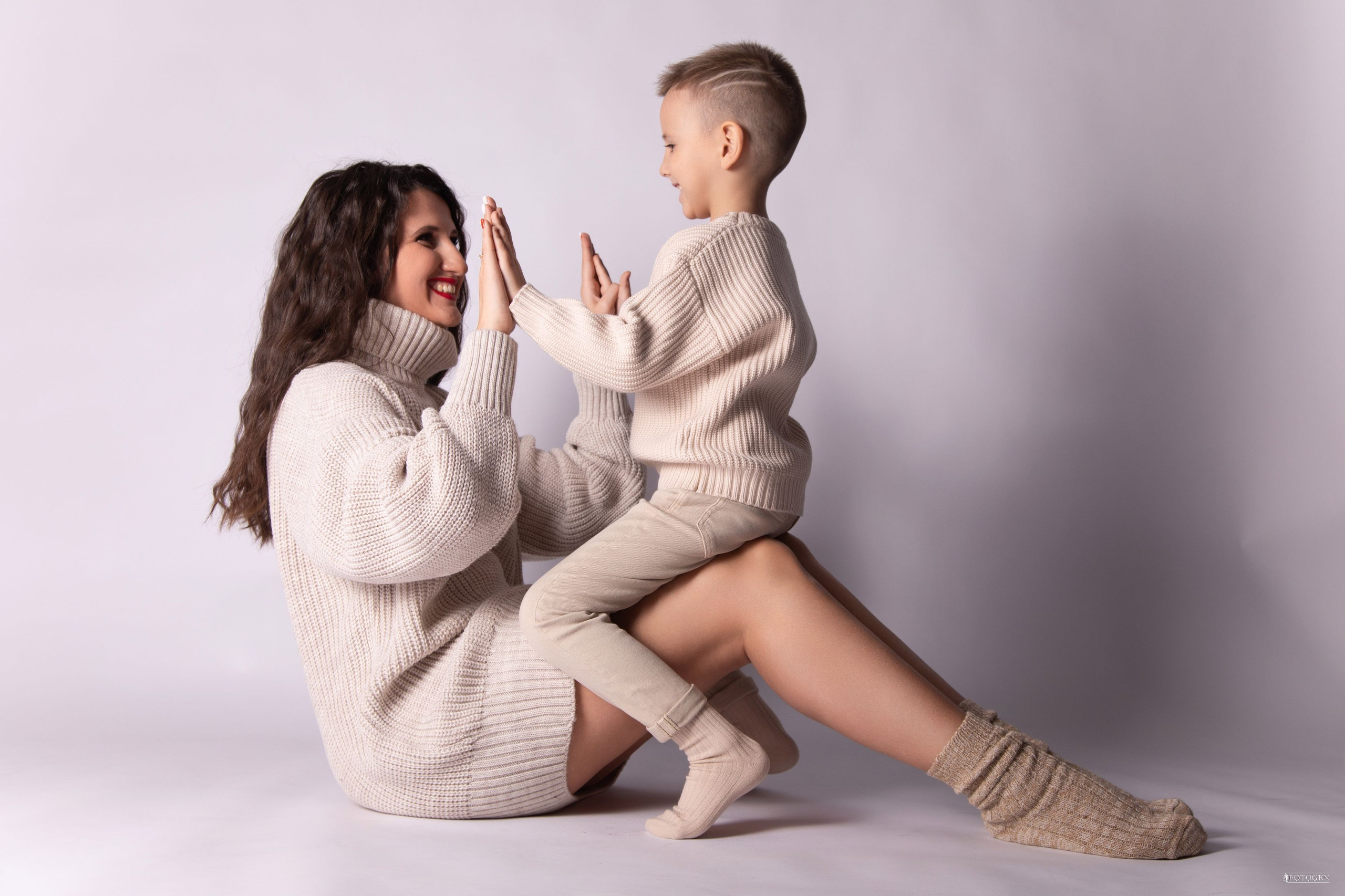 Семейная фотосессия: мама с детьми | Портфолио Fotogen. Интерьерная фотостудия FOTOGEN г. Краснодар