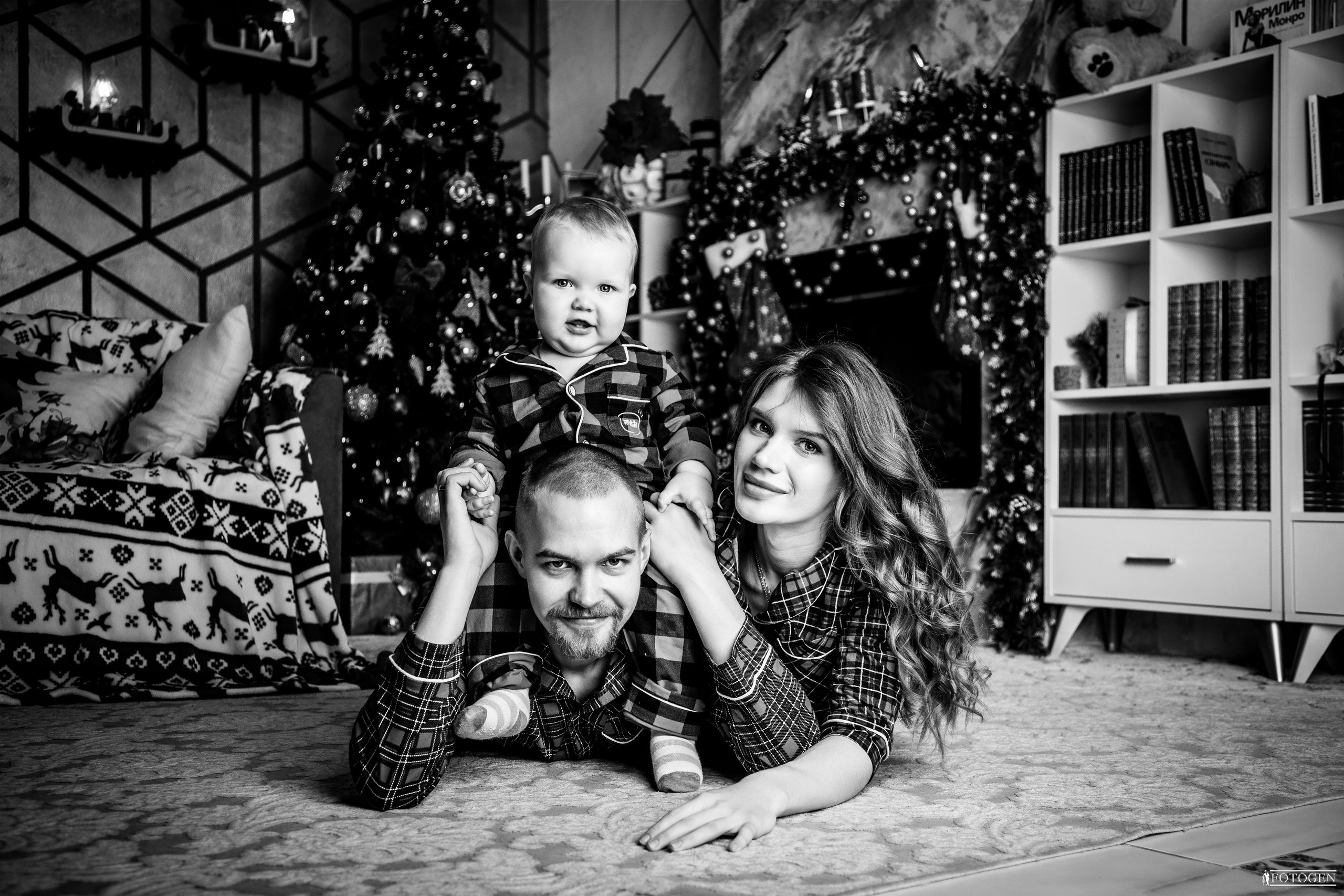 Семейная фотосессия: мама, папа и малыш | Портфолио Fotogen. Интерьерная фотостудия FOTOGEN г. Краснодар