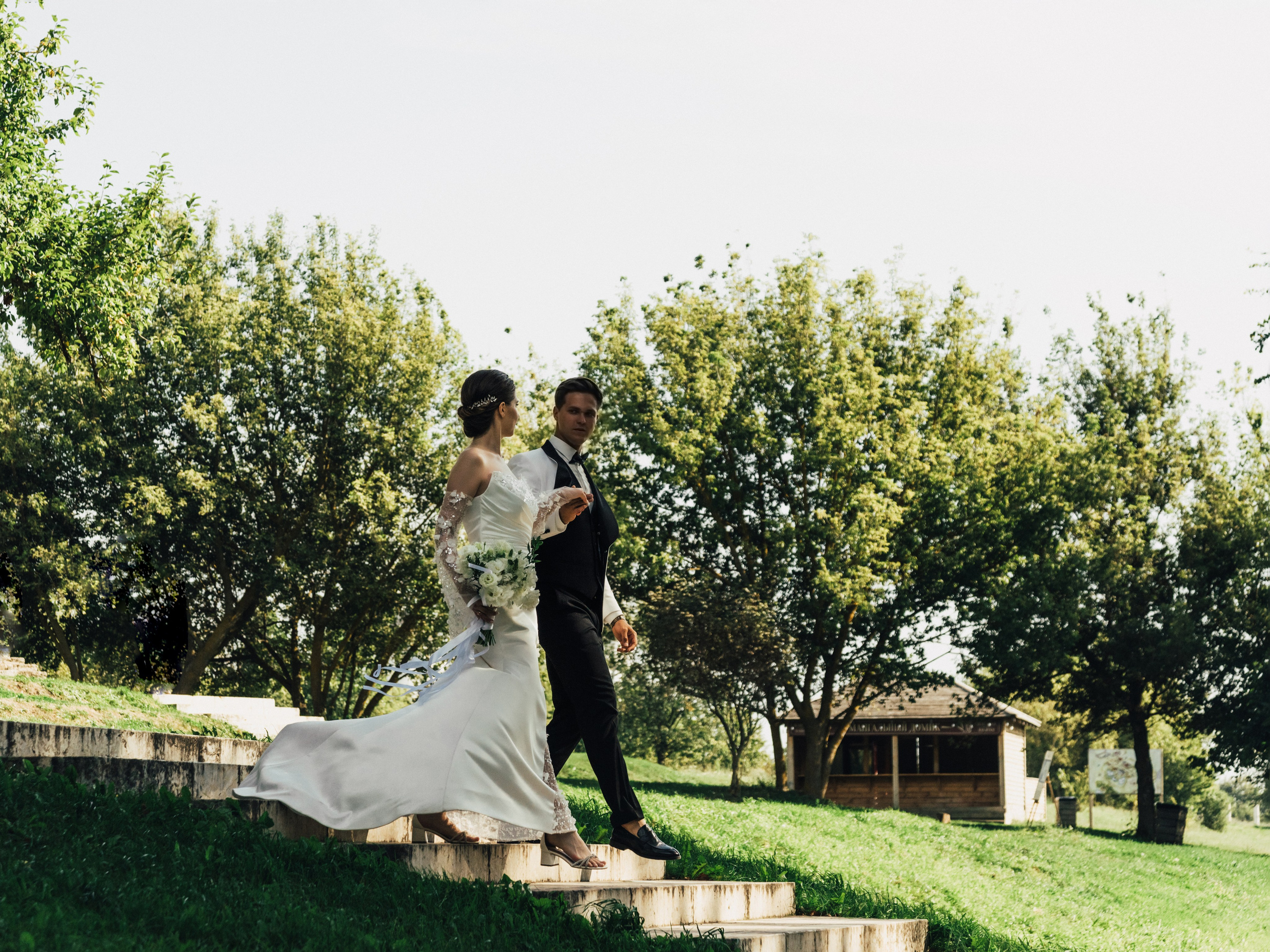 Загородная свадьба с регистрацией под открытым небом