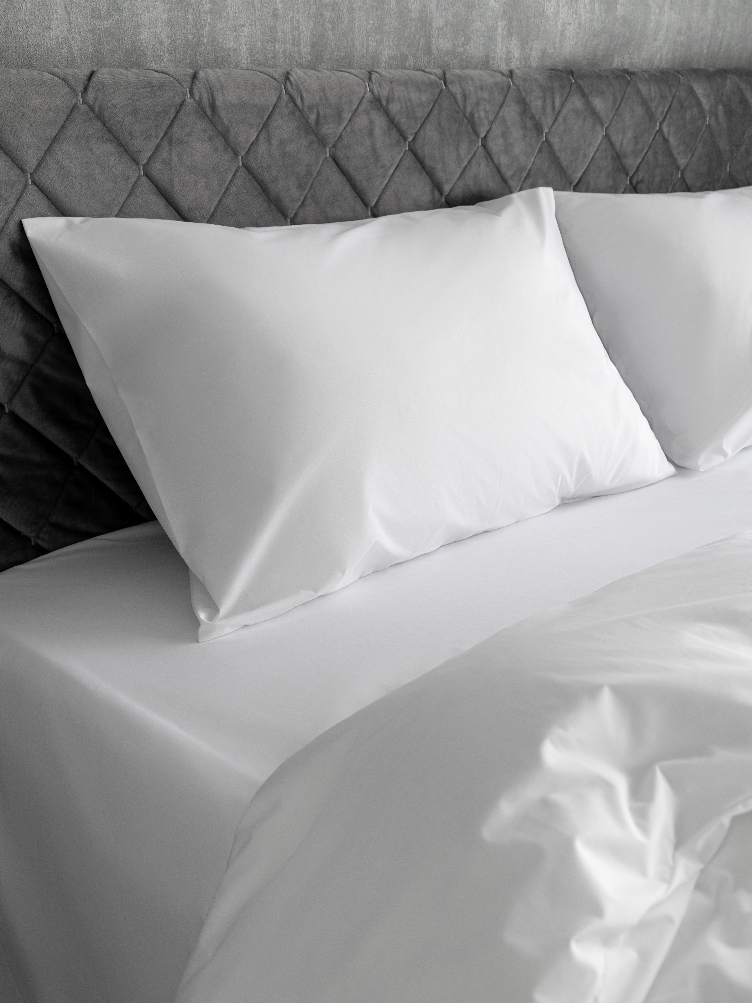 Белые сатиновые подушки на кровати | Детальная съемка для каталога