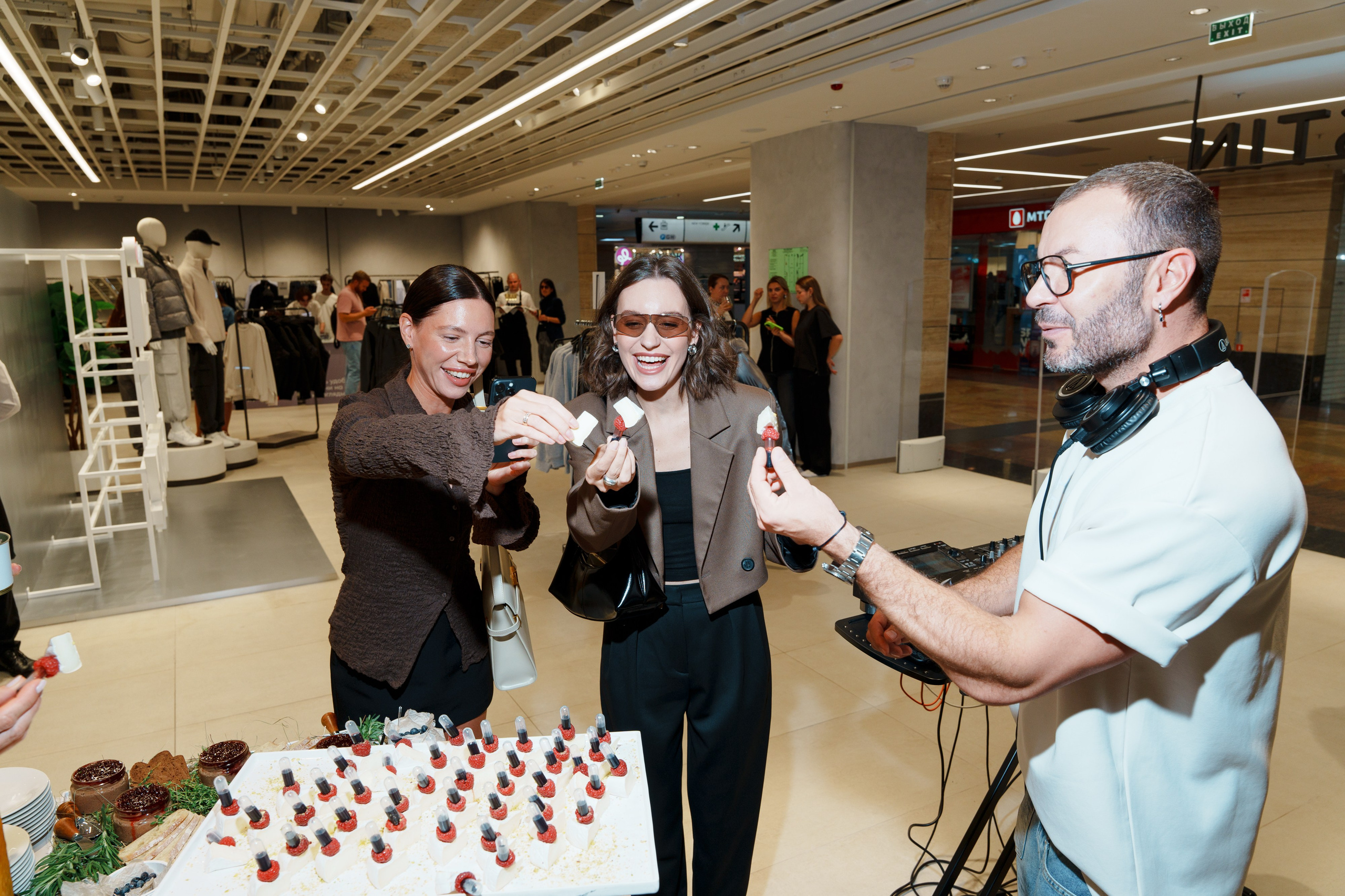 Yandex Pay & OSTIN. Фотограф в Москве и России