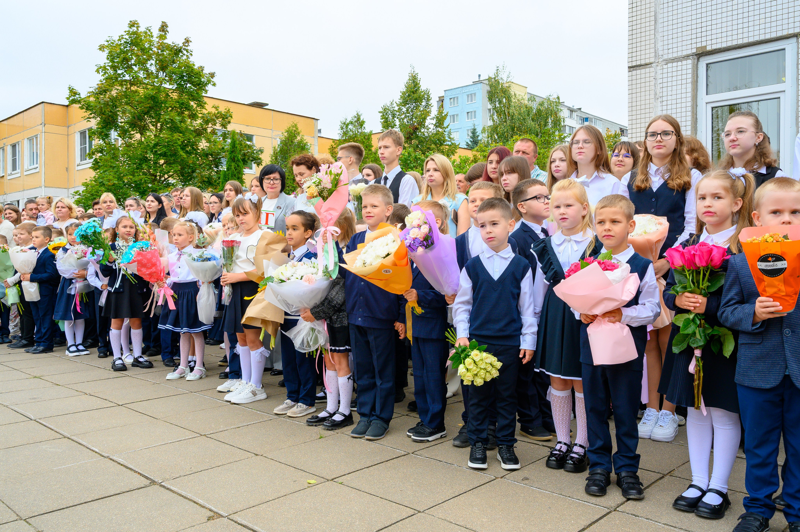 Вот звучит первый звонок, перед этим долгое приготовление к новому этапу в жизни, Яромир идет в школу. Фотоуслуги, услуги фотографа, фотографирование важных событий