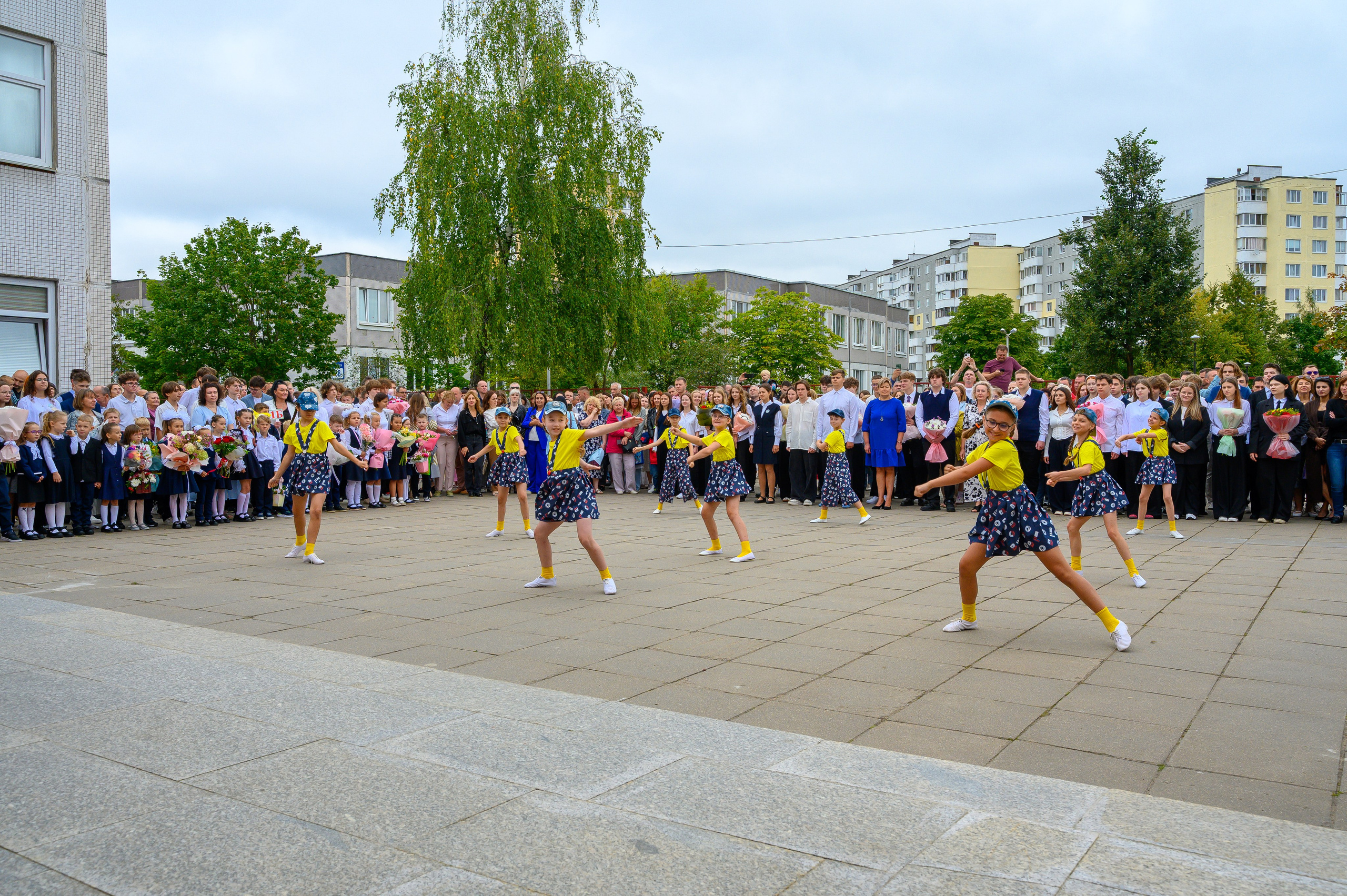 Вот звучит первый звонок, перед этим долгое приготовление к новому этапу в жизни, Яромир идет в школу. Фотоуслуги, услуги фотографа, фотографирование важных событий