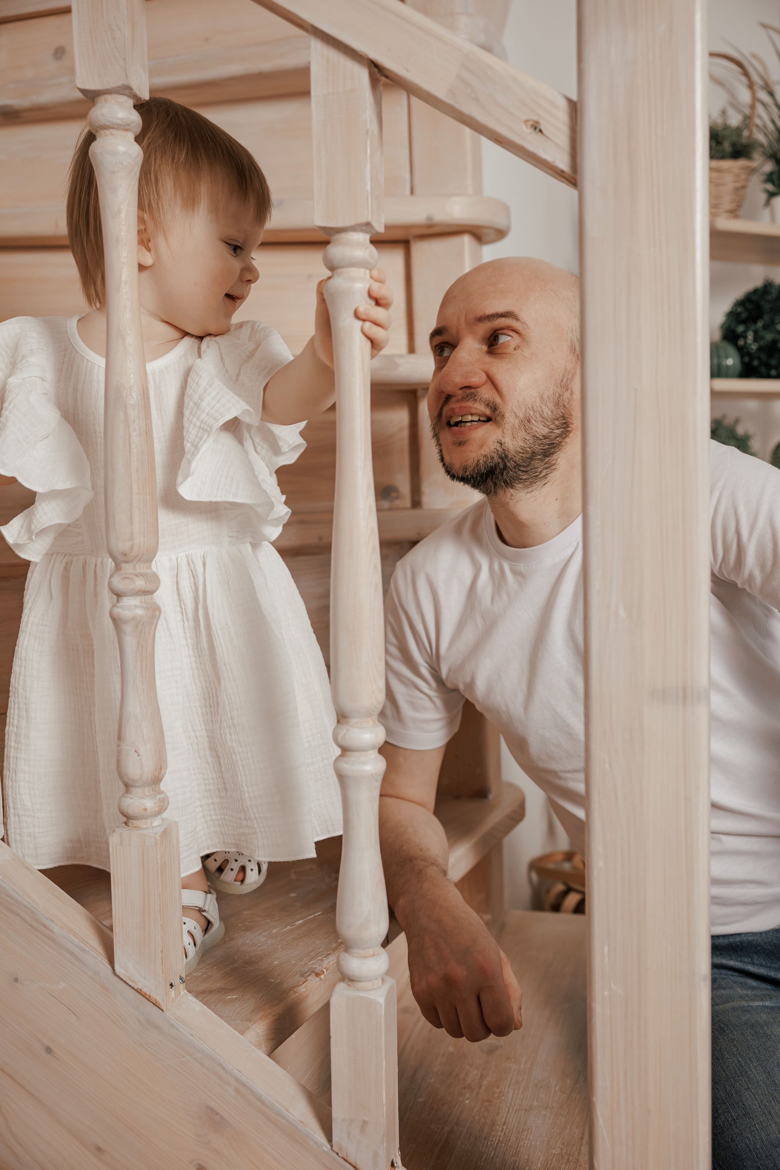 Семейная фотосессия для семьи с девочками близнецами на годик одежда в светлых тонах светлая бежевая студия в Москве теплые тона