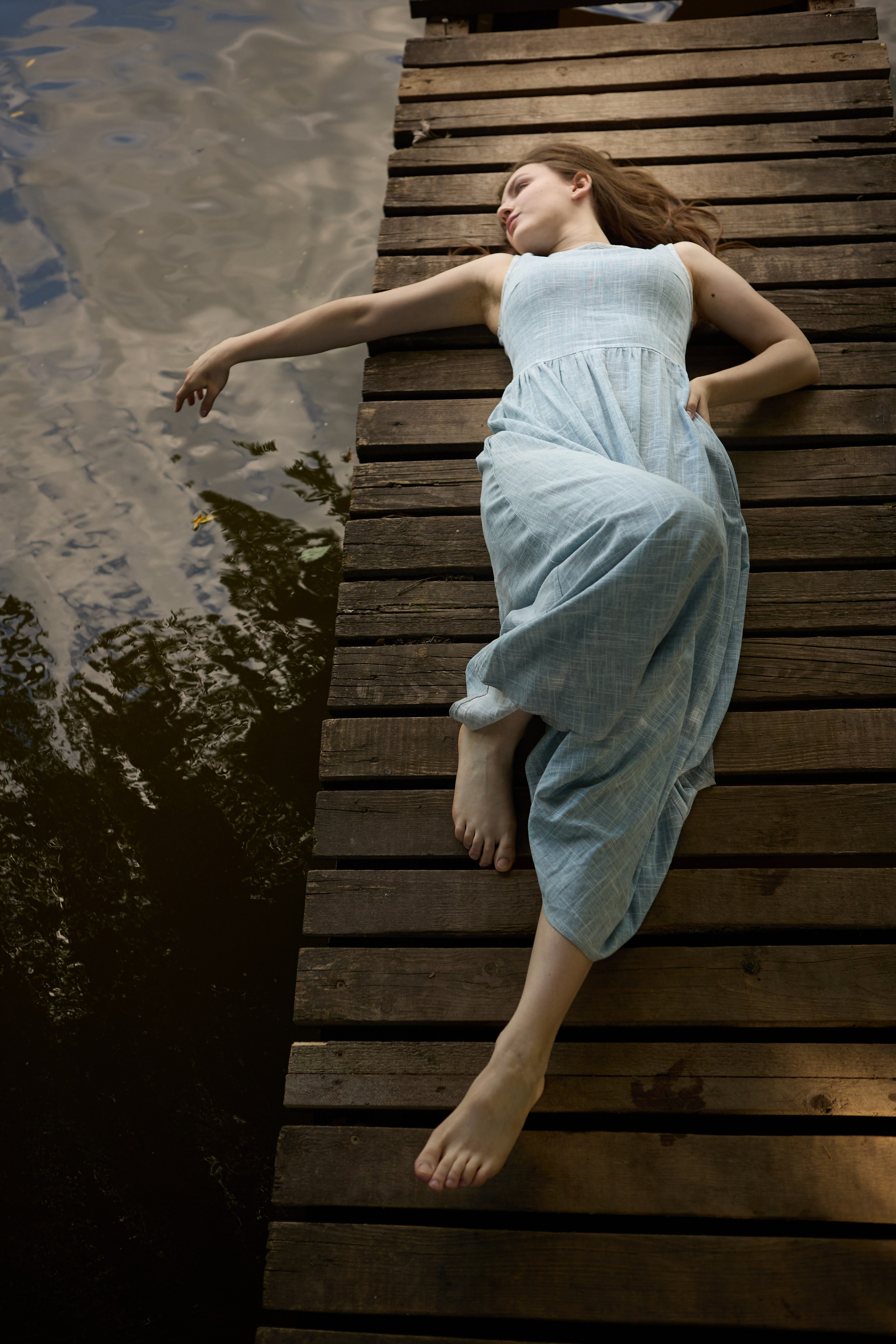 фото девушки лежащей на пирсе