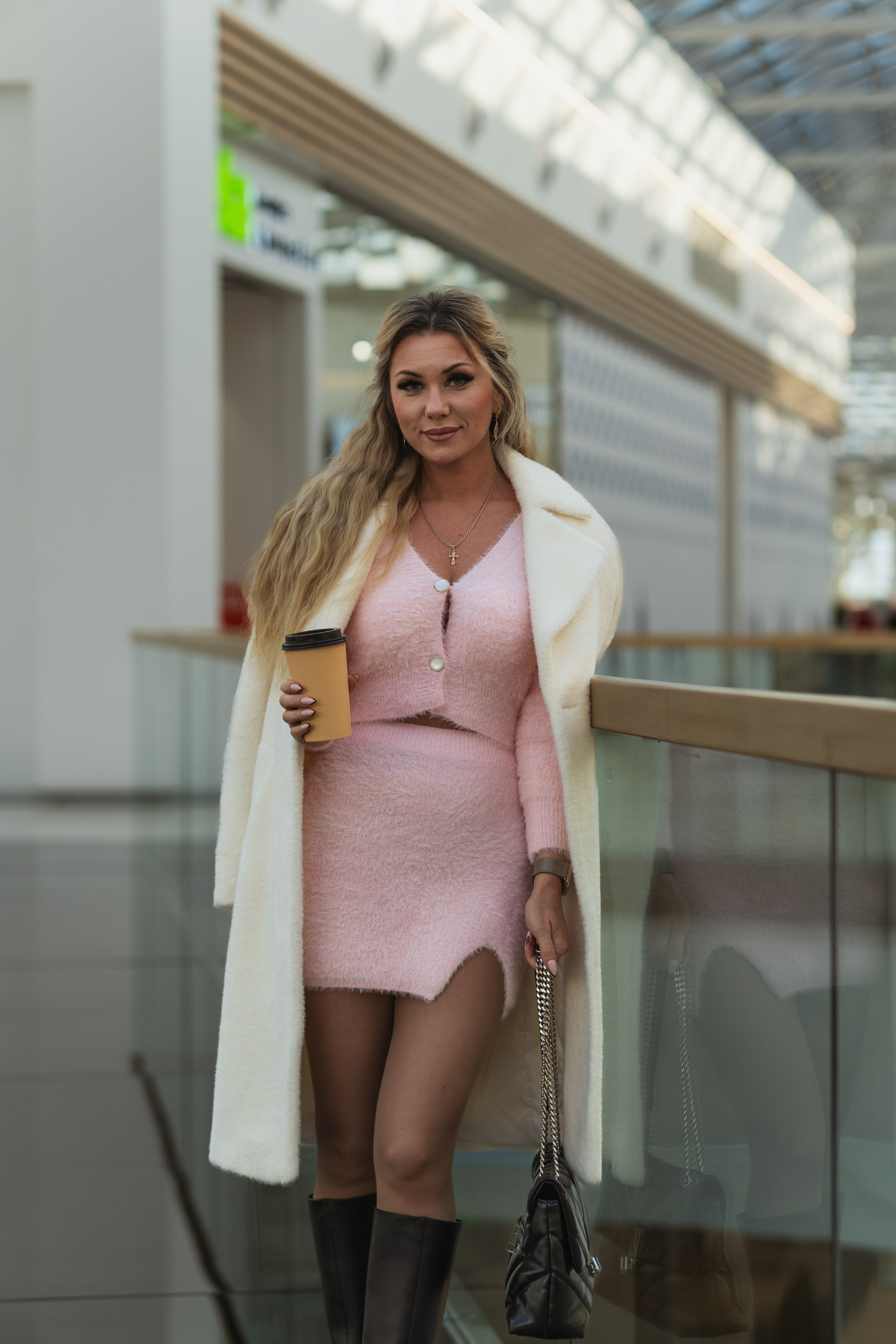 Наталья в торговом центре. Портретный, репортажный и свадебный фотограф в Екатеринбурге Денис Южаков