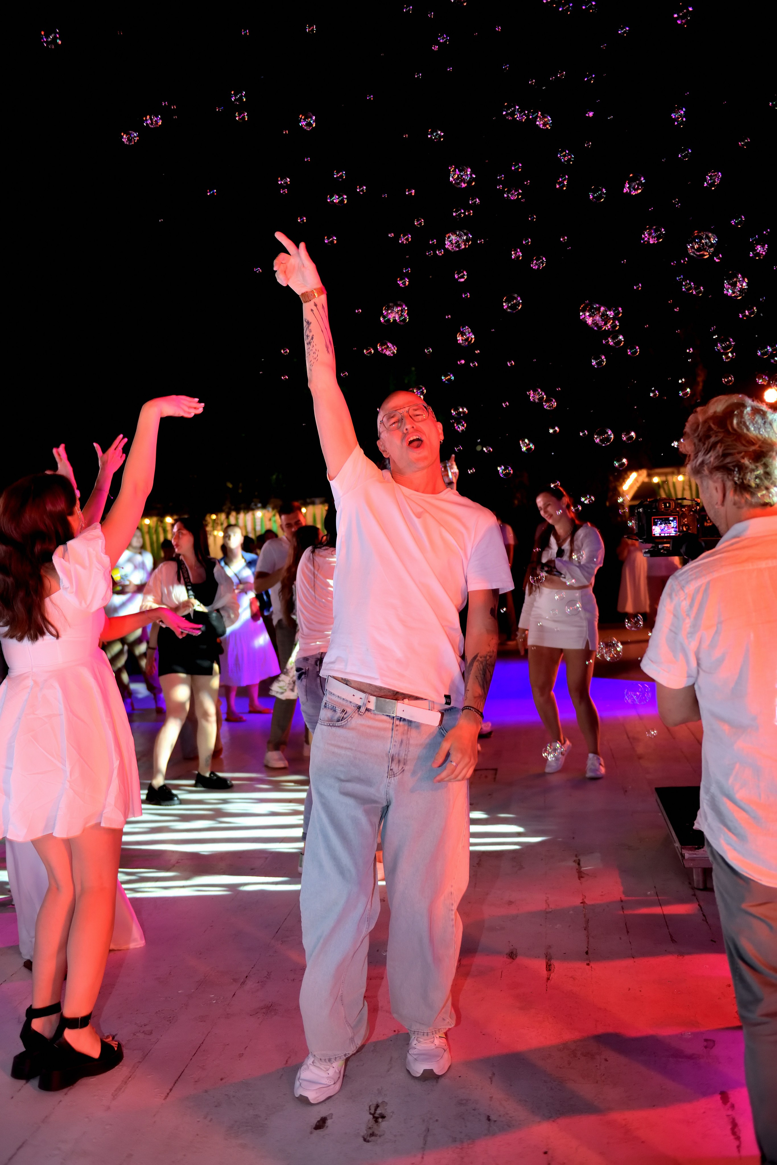 "Красивые люди танцуют на концерте летом в парке "Березы".