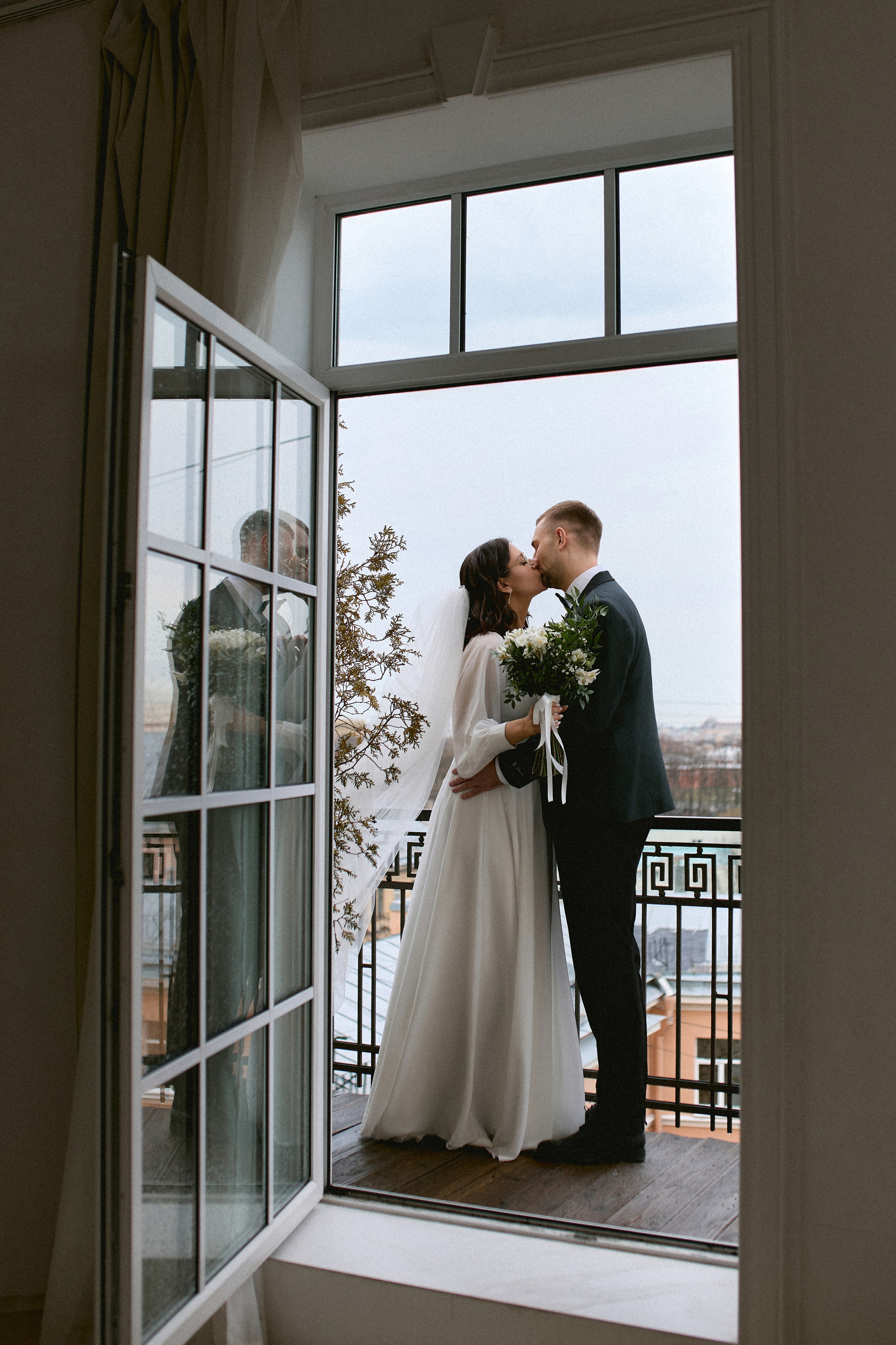 Свадебная фотосессия в Дворце Бракосочетания № 2. Сестры Карабаза. Фотографы и ретушеры в Москве и Санкт-Петербурге