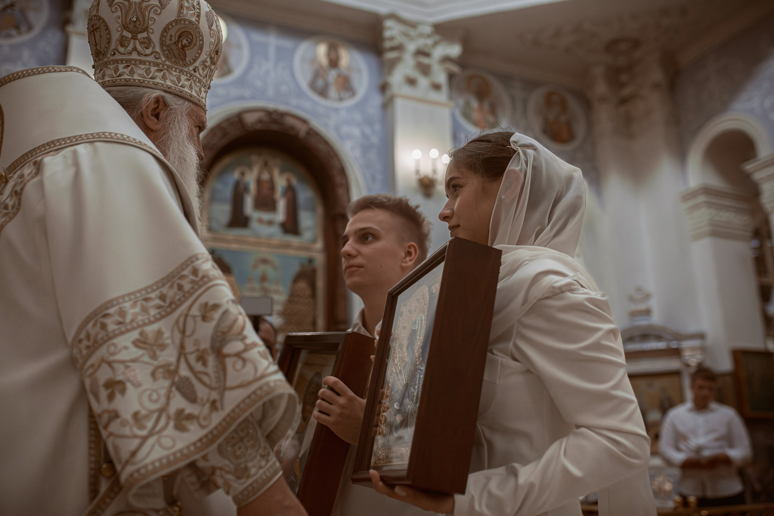 митрополит Викентий благословляет мужа и жену после венчания в Ташкенте