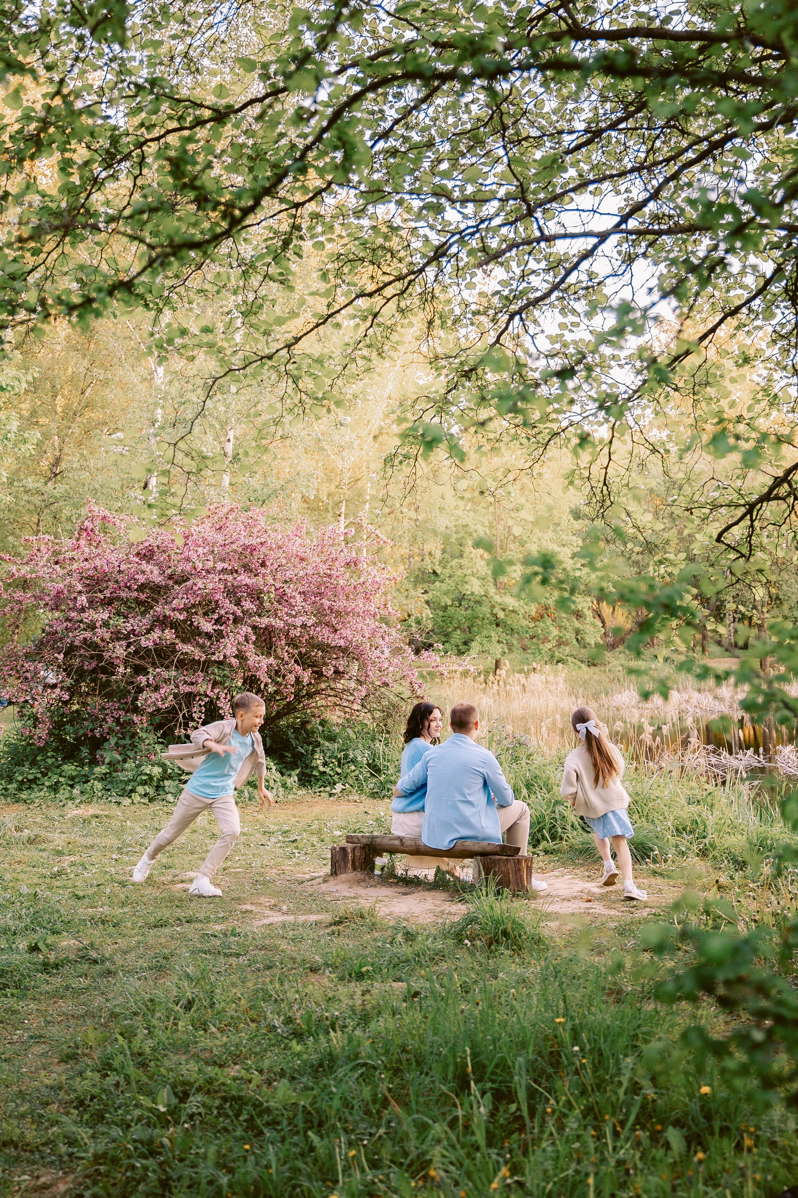 брат с сестрой играют а папа с мамой отдыхают 