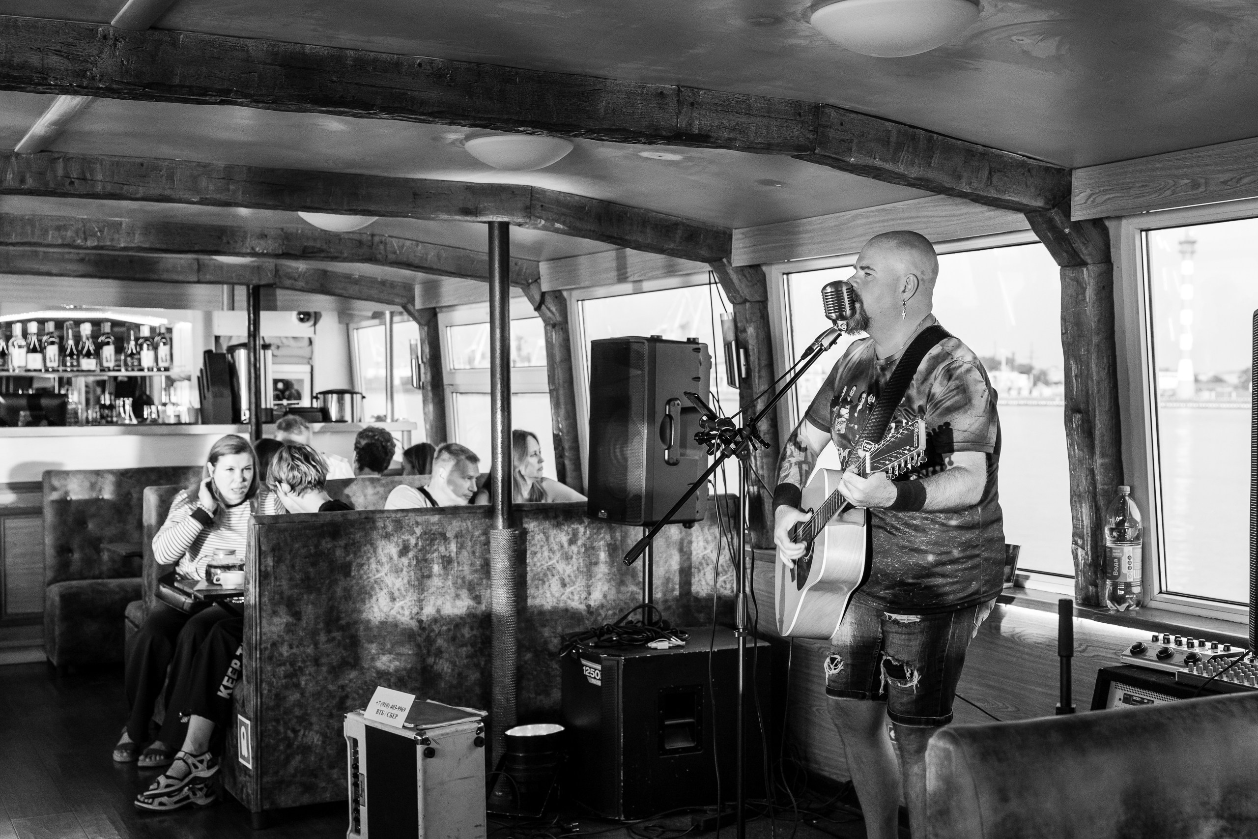 Музыкант исполняет песню на борту теплохода