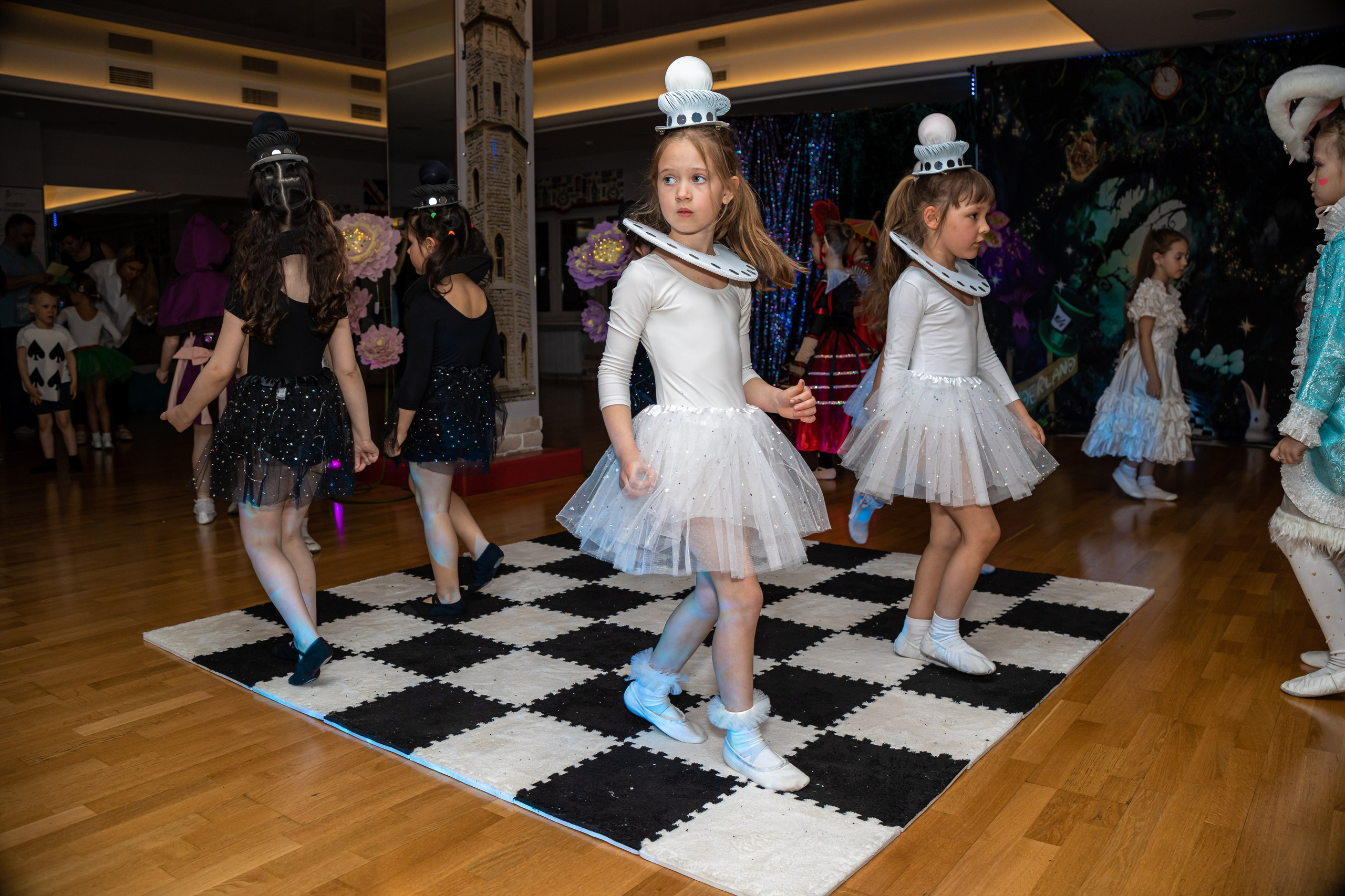 Фотосъемка детского выступления «Алиса в стране чудес». Ирина Носова - семейный и детский фотограф