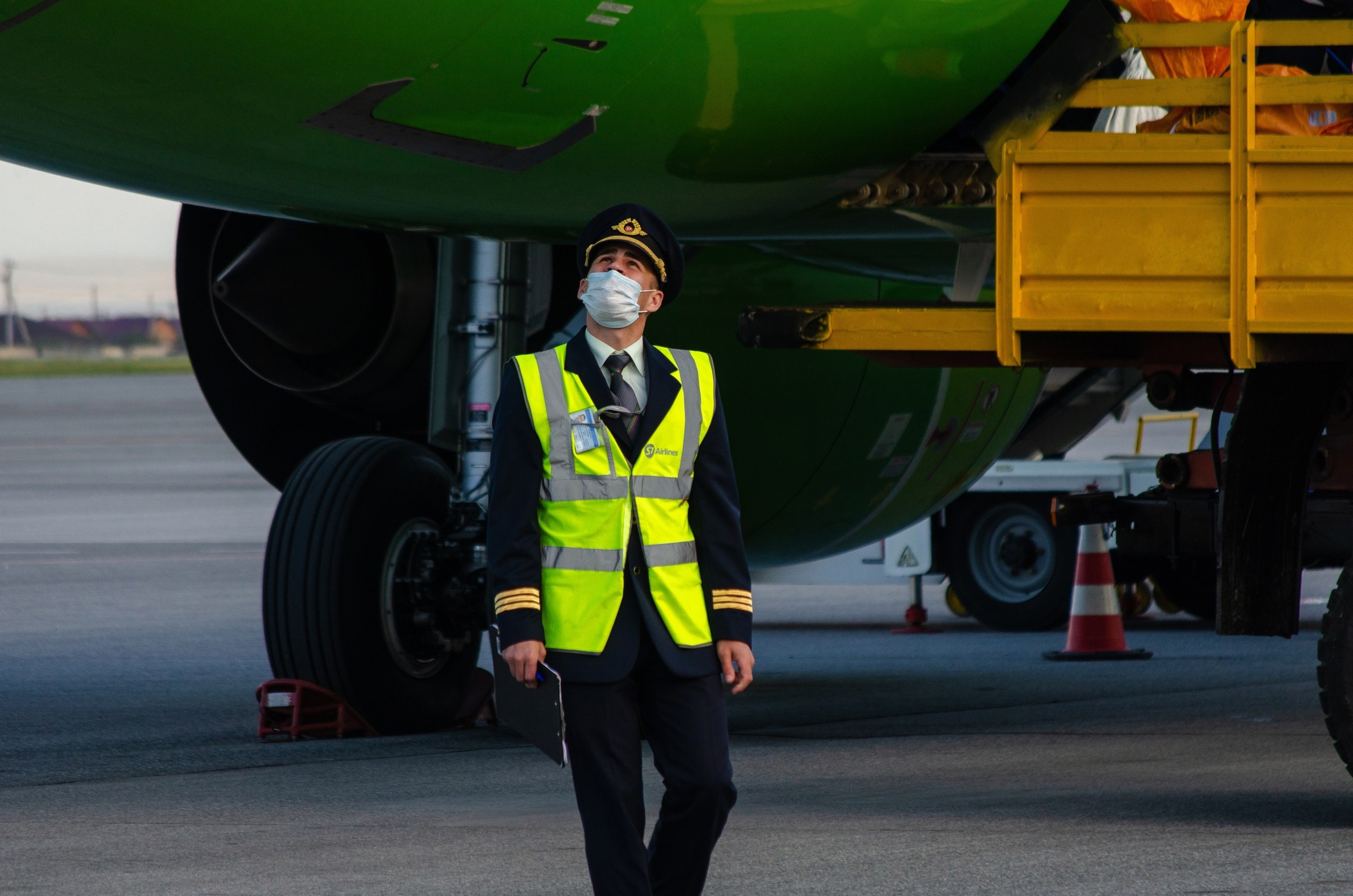 Момент подготовки самолета A320-271N (VP-BWN) к вылету в Москву из Международного аэропорта Абакан