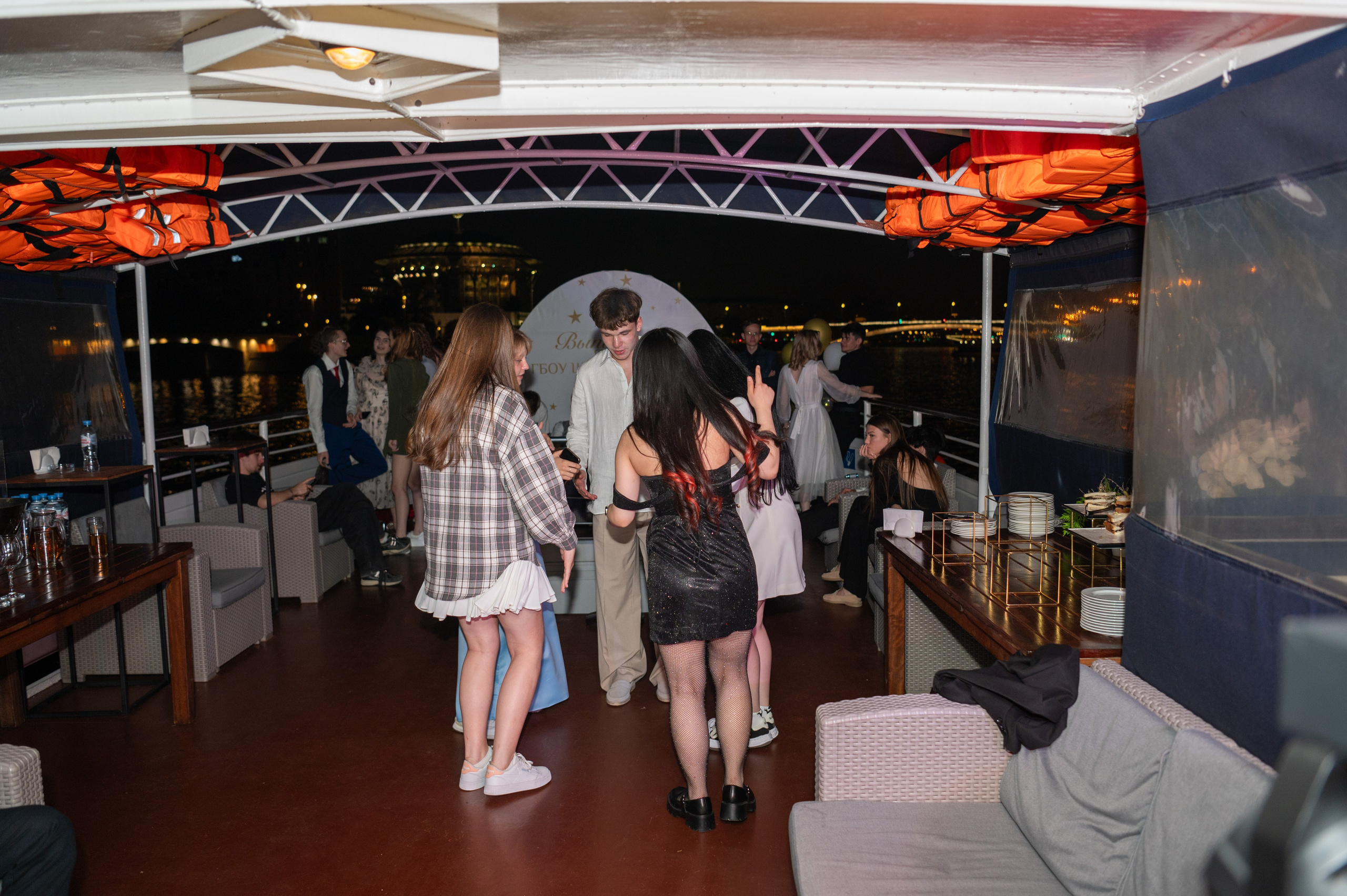 Выпускной вечер 11 класс на теплоходе. Детский и семейный фотограф г. Москва Оксана Катаджи