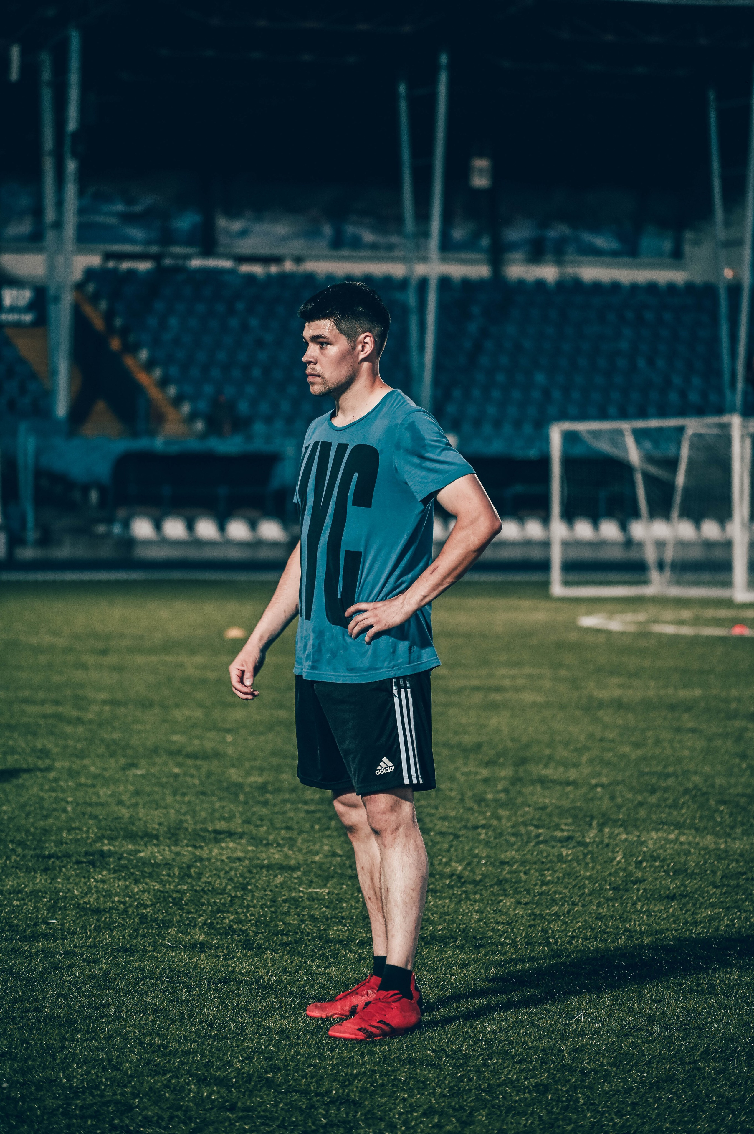 Фотосъёмка футбольной тренировки на стадионе. Фотограф Александр Орымбаев