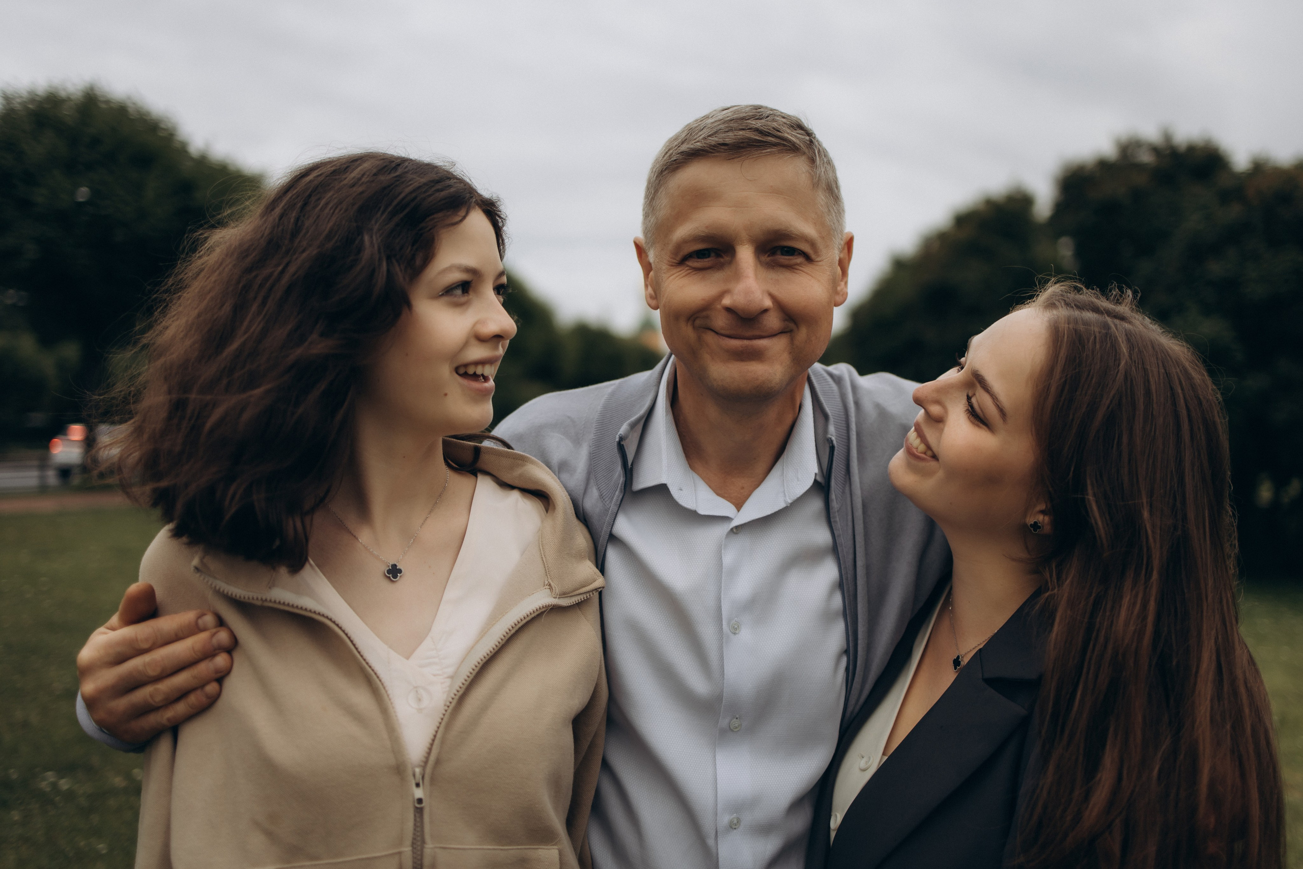 Моника, Мишель, Юлия, Дмитрий и песик Беня. Семейный, домашний, ньюборн фотограф Москва Цветкова Елизавета