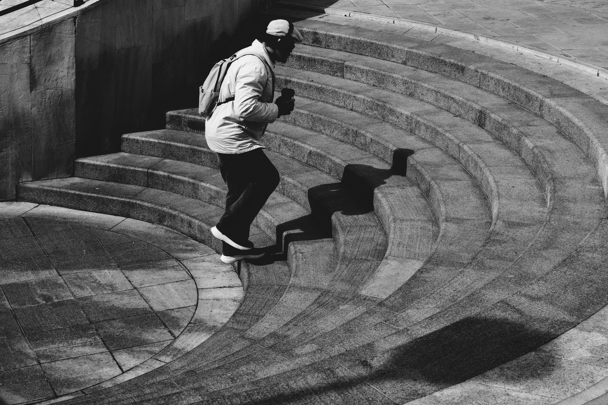 человек поднимается по летснице в парке Ивановская горка