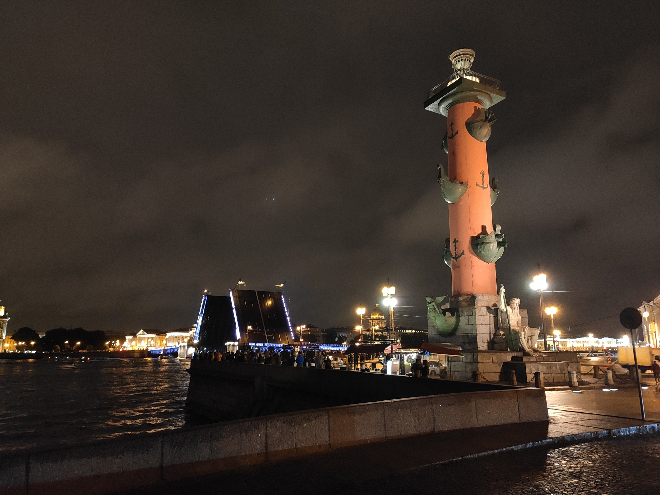 Ростральная колонна. Увидел недавно мем в инстаграмме - что это вовсе не носы кораблей, а вмурованные коты. Живите теперь с этим.