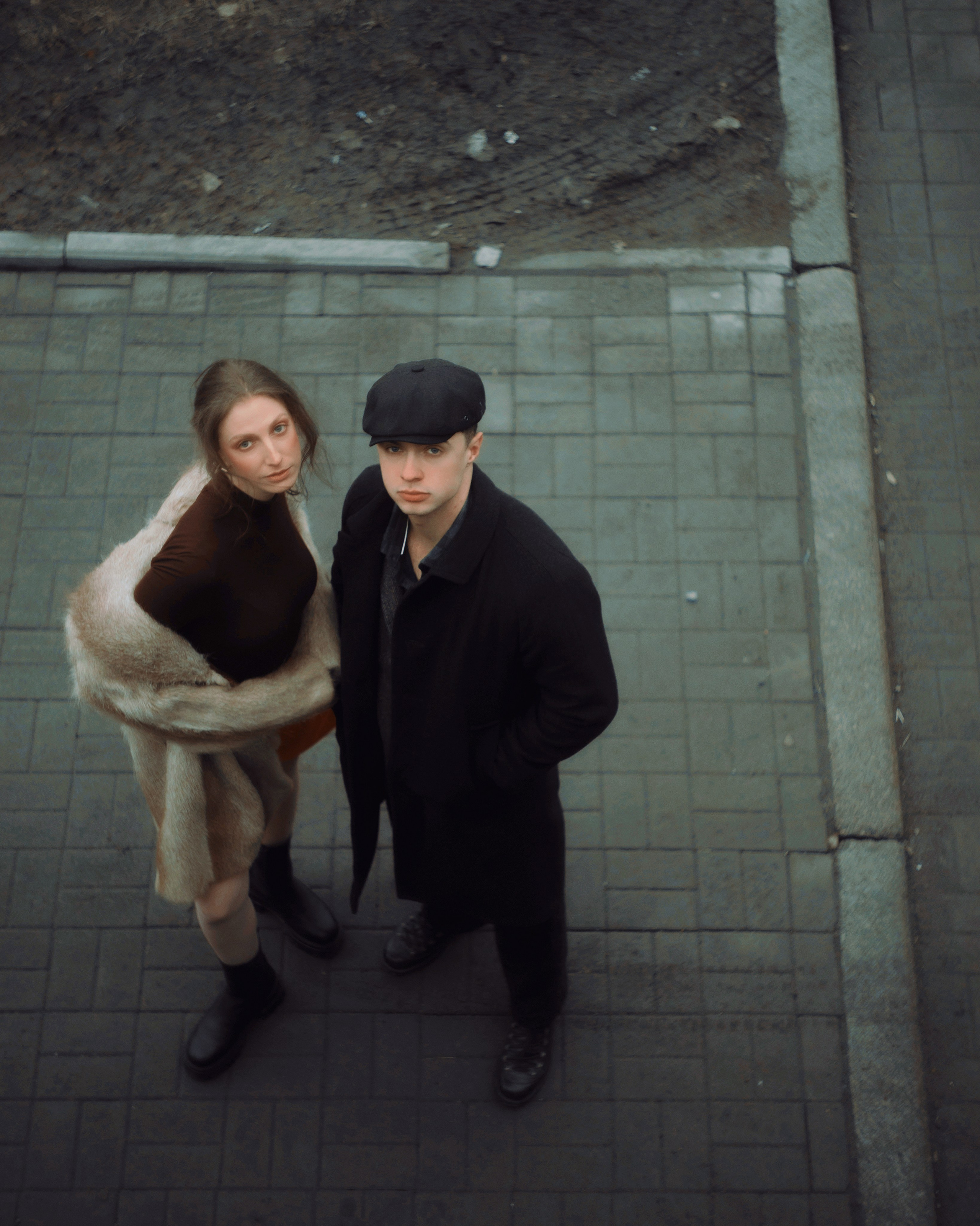 Авторская фотосессия пары в городе, художественный портрет сверху с винтажным настроением и эстетикой fashion love story