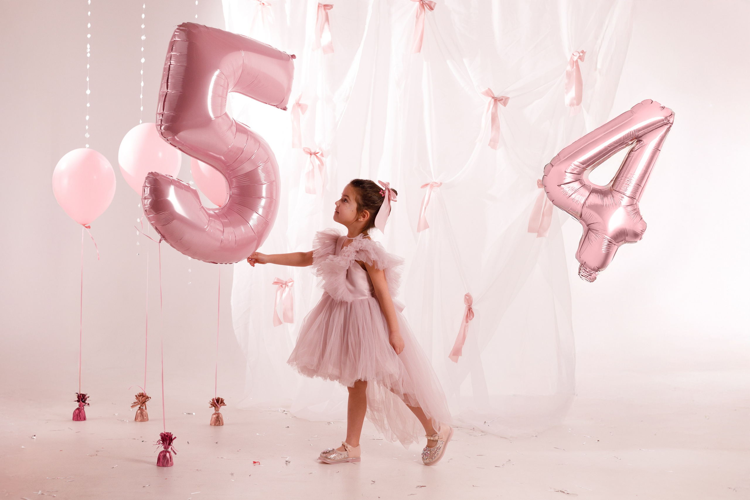 Фотосессия на День Рождения для девочек — сладкий праздник в сказочных декорациях. Детский студийный фотограф Сочи