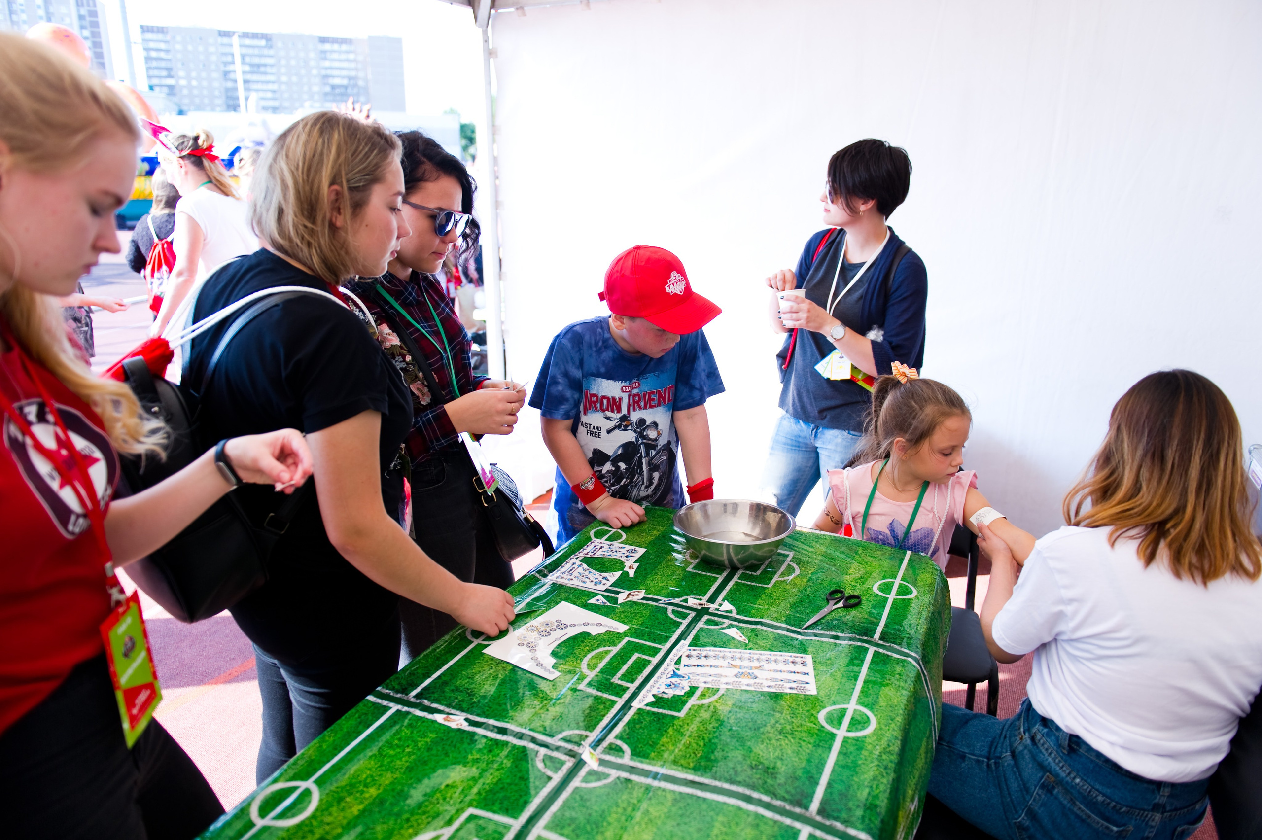 Турбофутбол (корпоративное соревнование «Пятерочки»). Репортажный фотограф и видеограф Слава Думчев. Тимбилдинги, отчетники, корпоративы