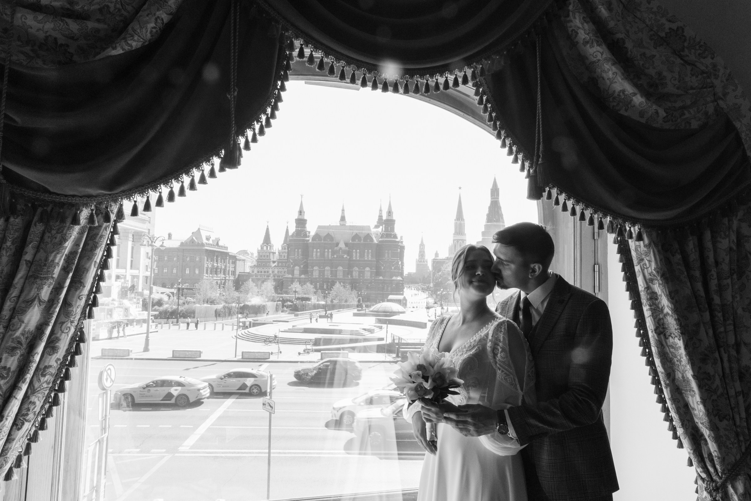 Роспись в Национале. Свадебная фотосессия в отеле Националь. Свадебный фотограф в Москве Элина Ларченкова. Фото, которые цепляют