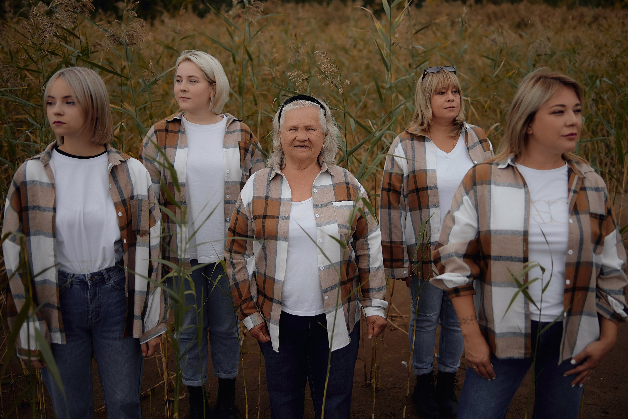 Аня, Таня, Полина, Оля и бабушка Клава. Свадебный фотограф Чайковский