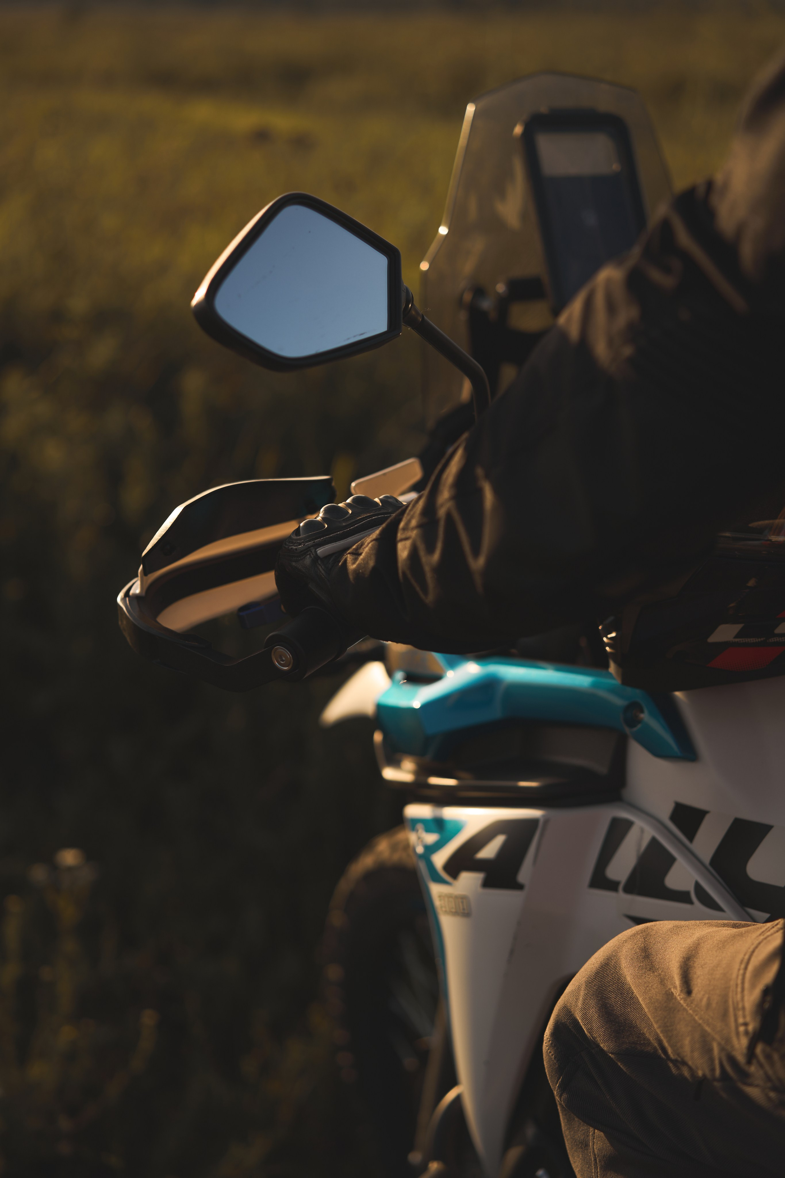 Съемка на закате с мотоциклом в поле. Фотограф Екатеринбург Кокшарова Александра