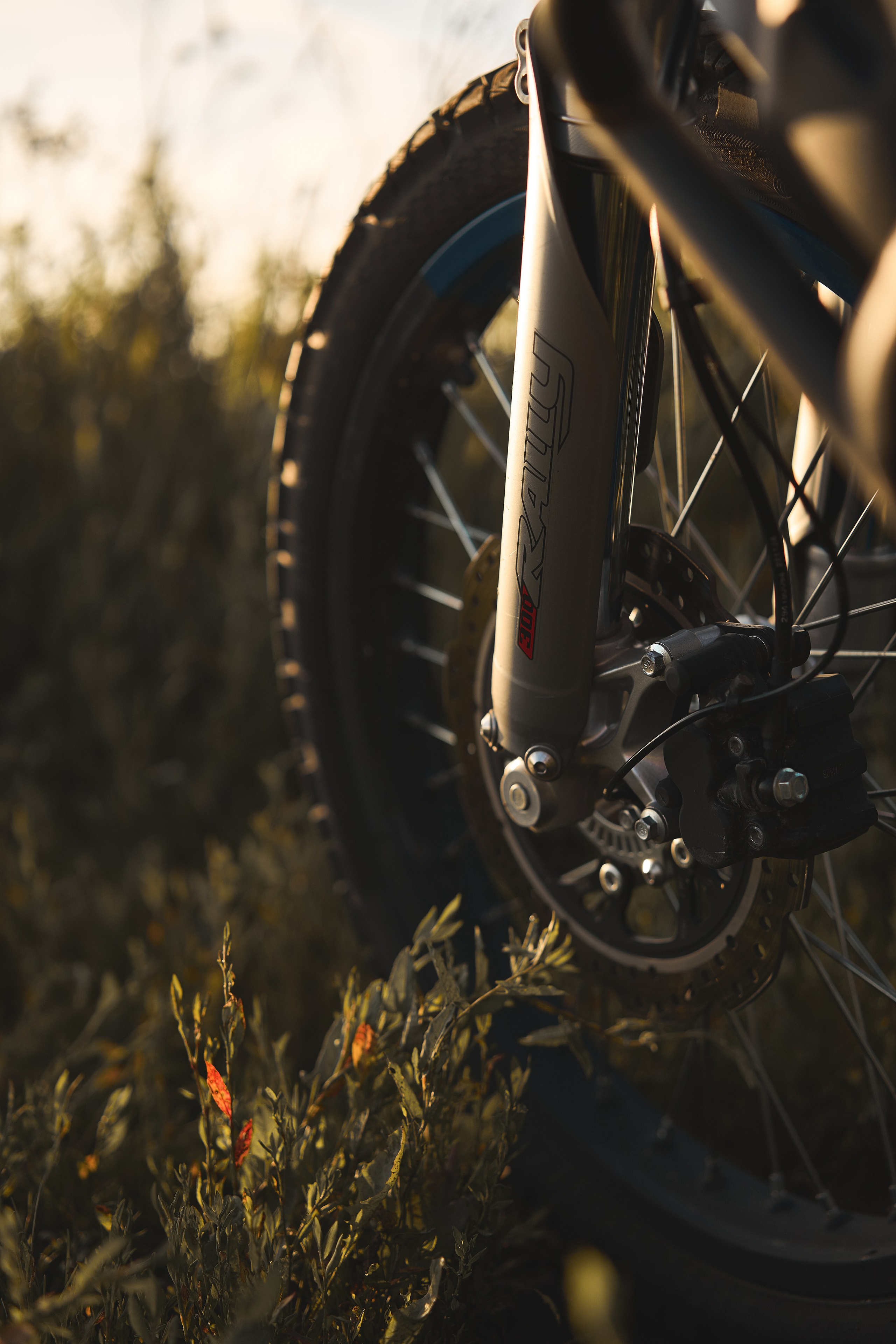 Съемка на закате с мотоциклом в поле. Фотограф Екатеринбург Кокшарова Александра