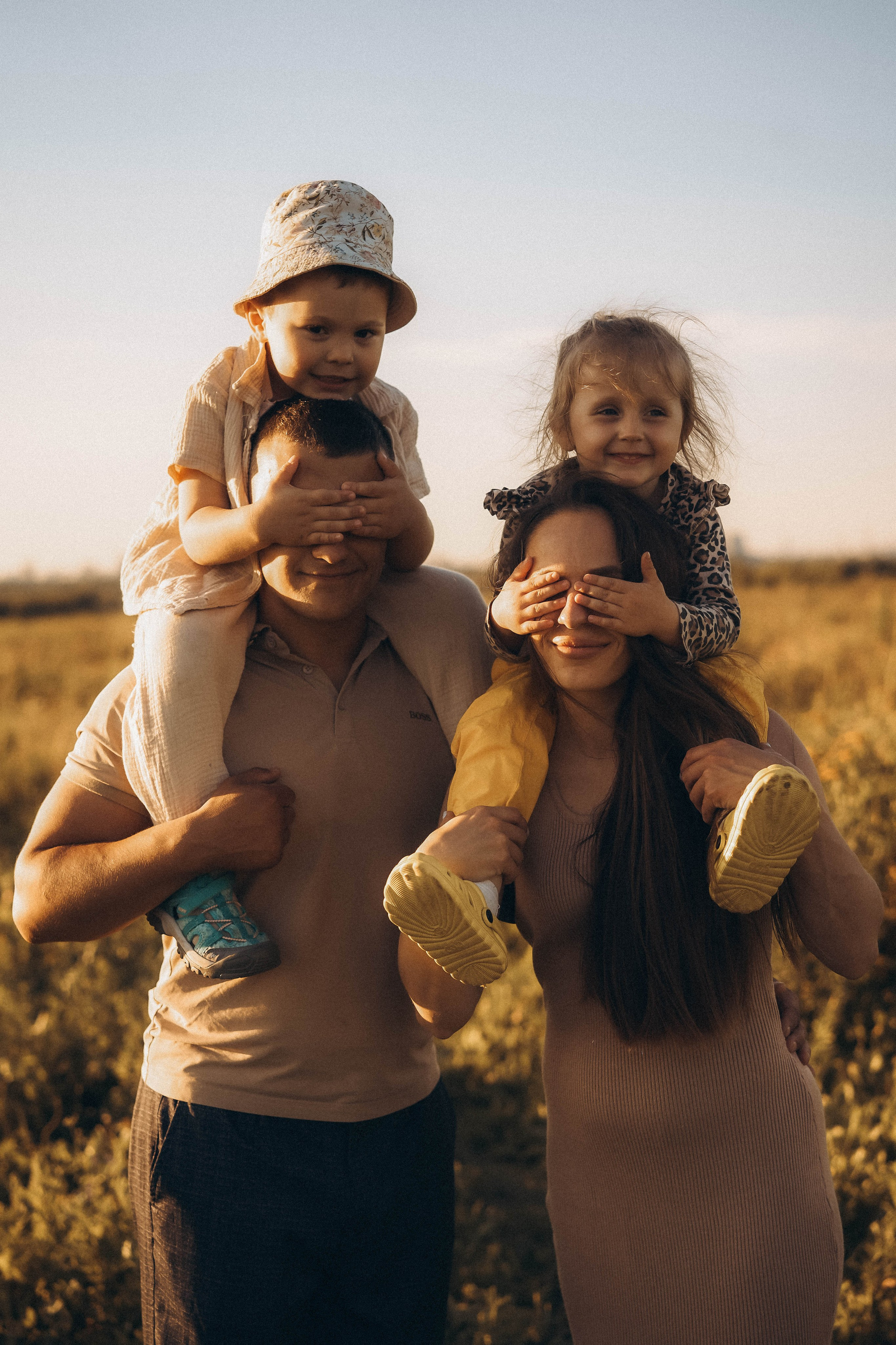 Семейная сьемка в поле на закате. Фотограф Екатеринбург Кокшарова Александра