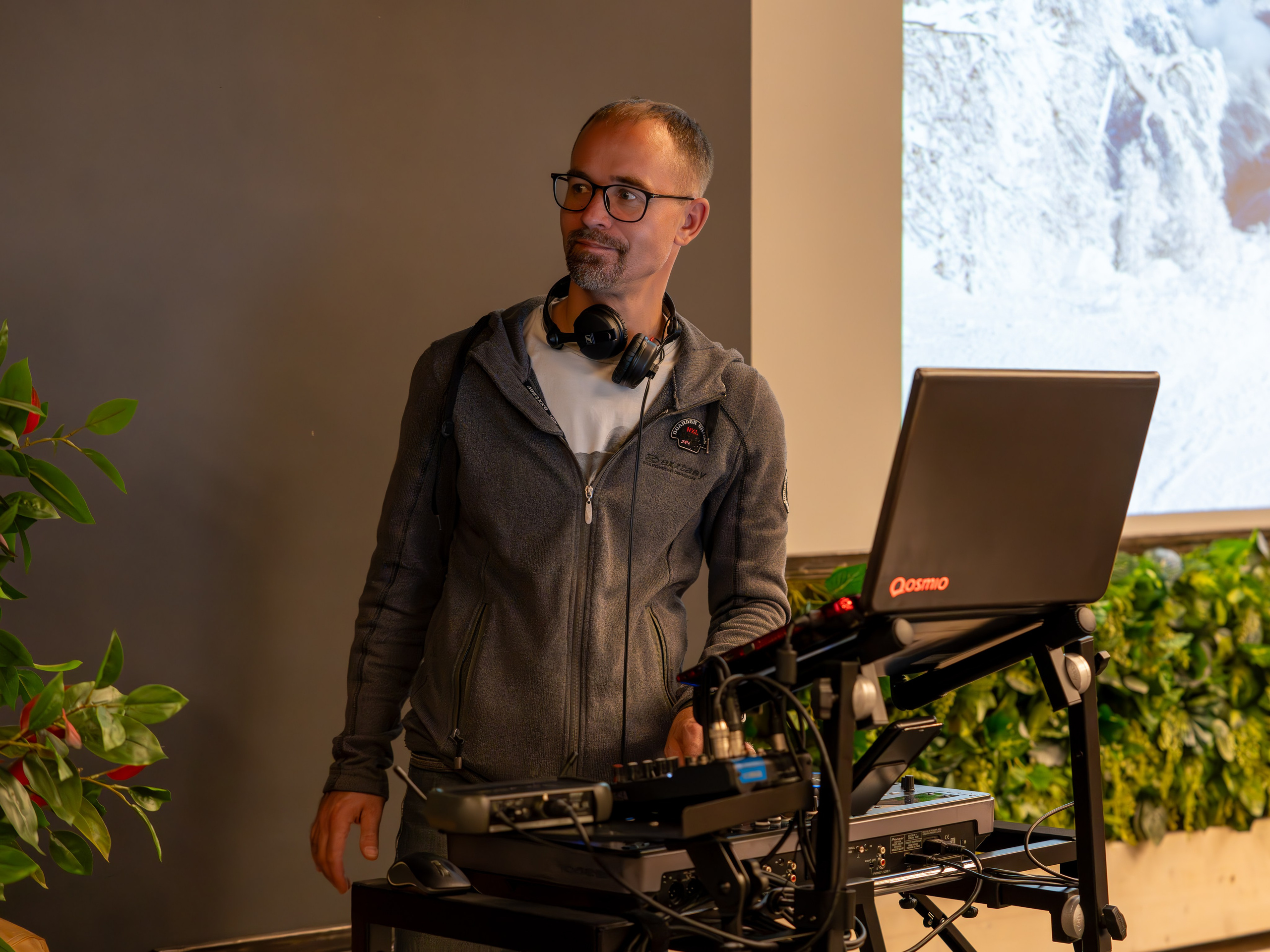 MICE мероприятие — мастер класс по акварели. Репортажный фотограф в Красной Поляне и Сочи Павлюченко Екатерина