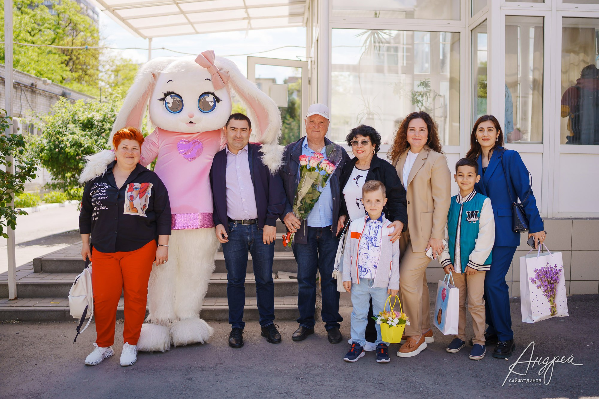 Групповая семейная фотография на выписке из роддома ЦГБ Ростова-на-Дону, фотограф Андрей Сайфутдинов.