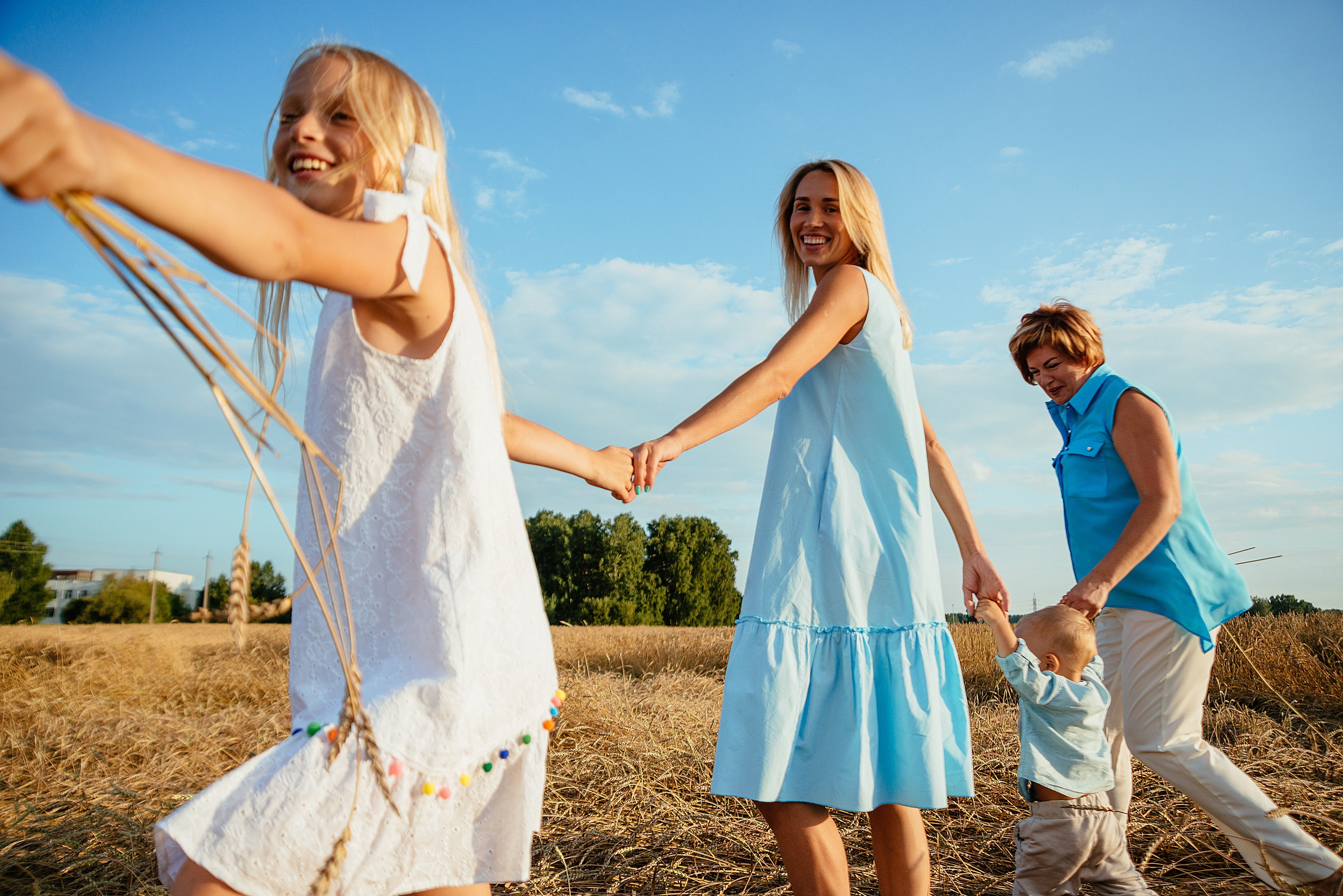 Уличная семейная фотосессия в пшеничном поле. Семейный фотограф Дарья Едапина Новосибирск. Фотограф Дарья Едапина Новосибирск