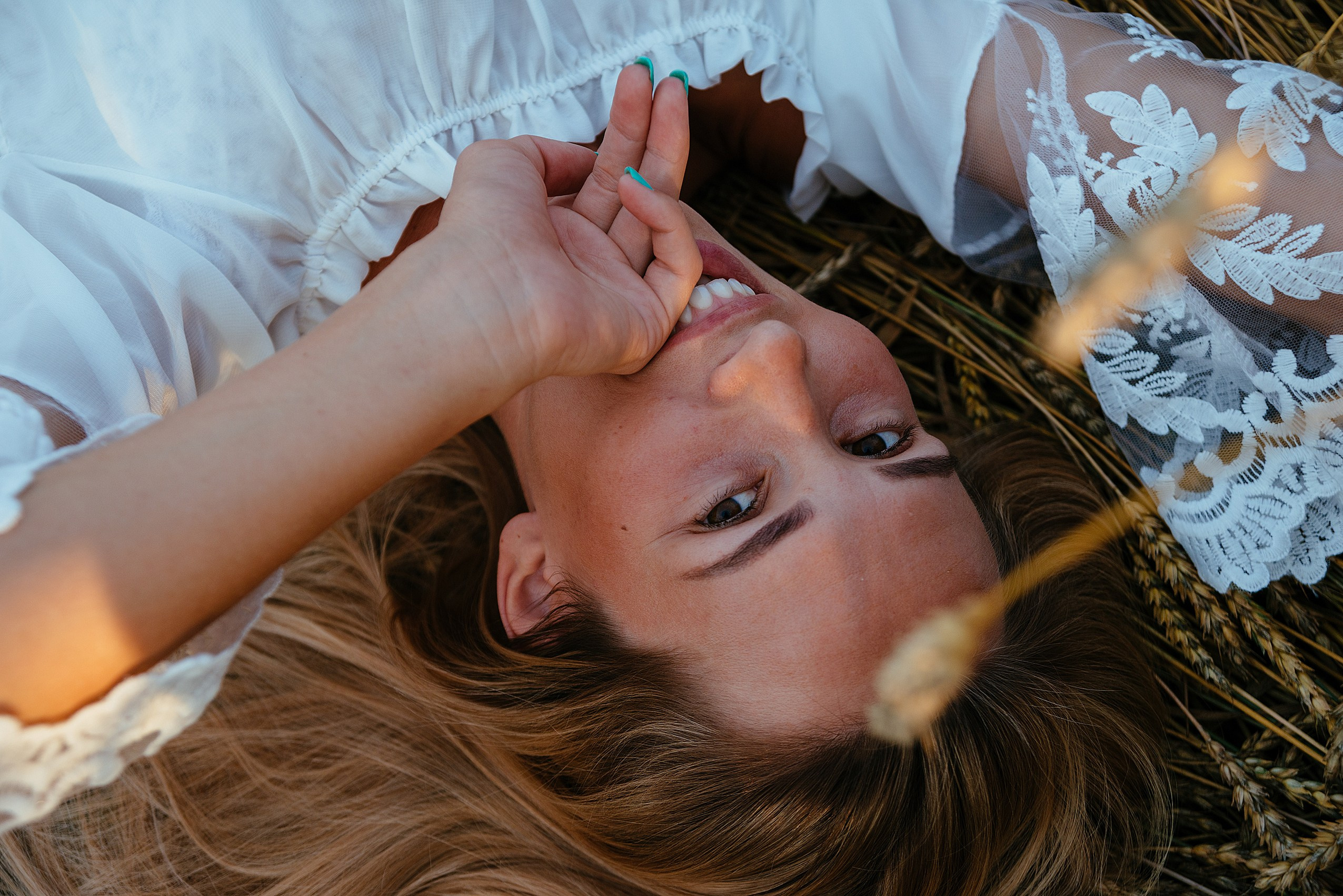 Уличная семейная фотосессия в пшеничном поле. Семейный фотограф Дарья Едапина Новосибирск. Фотограф Дарья Едапина Новосибирск