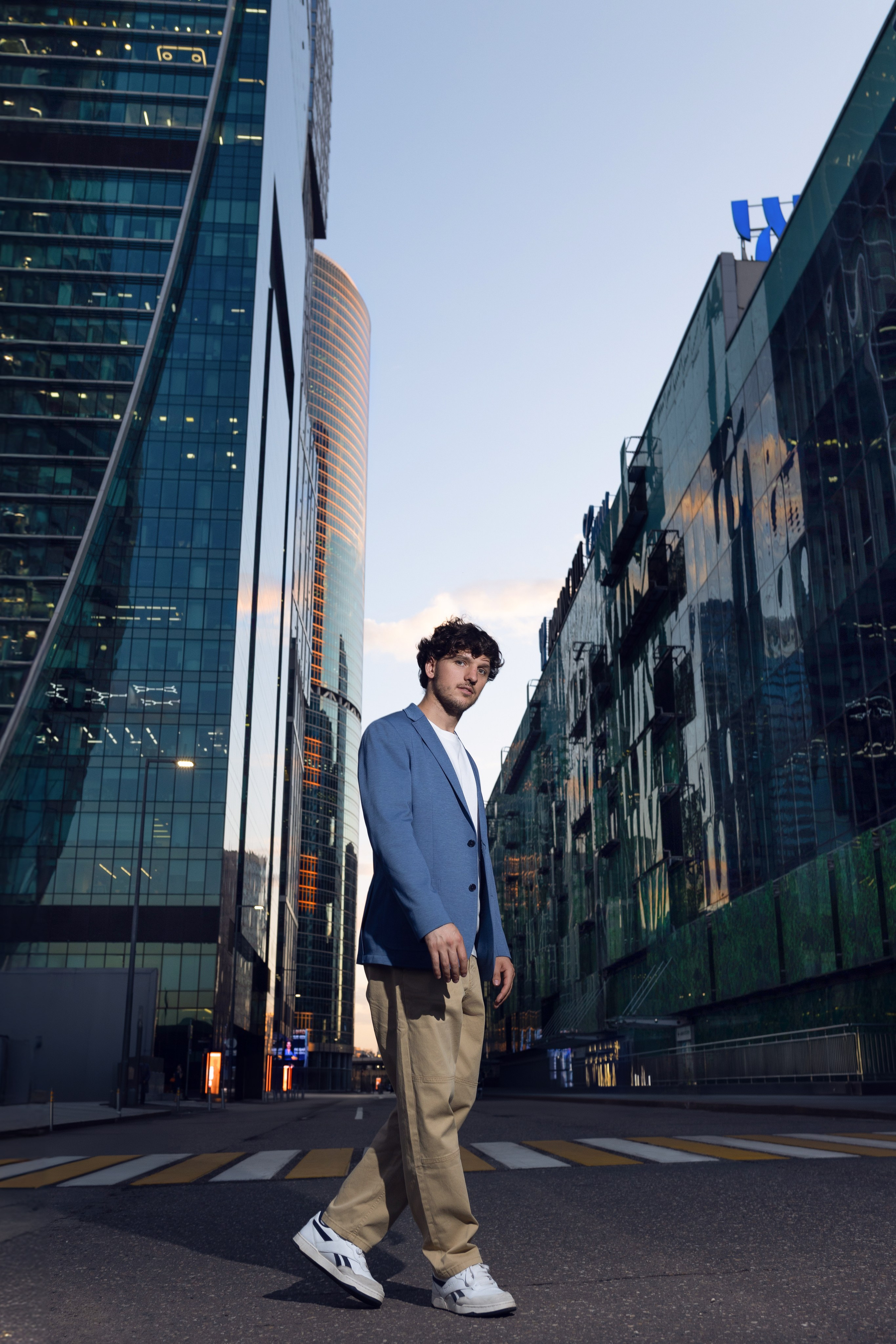 Ростовой портрет мужчины в деловом стиле на фоне башни «Афимолл Сити» и комплекса Москва-Сити. Съёмка на открытой площадке.