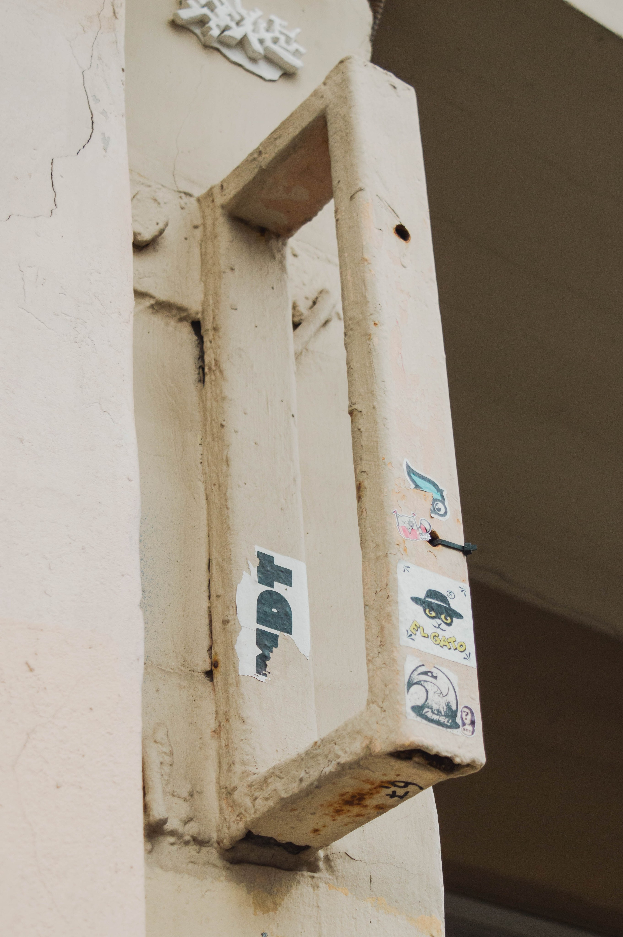 Типология «Стикербомбинг в городе». Фотограф Анастасия Лощакова в Москве